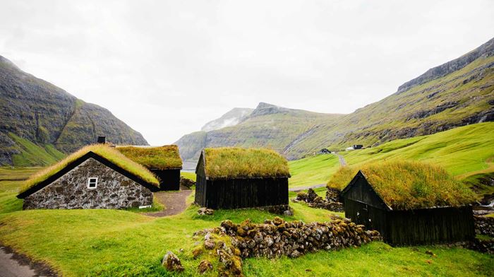 Færøerne, Saksun, Huse Med Græstag, Grønt Landskab, Bjerge