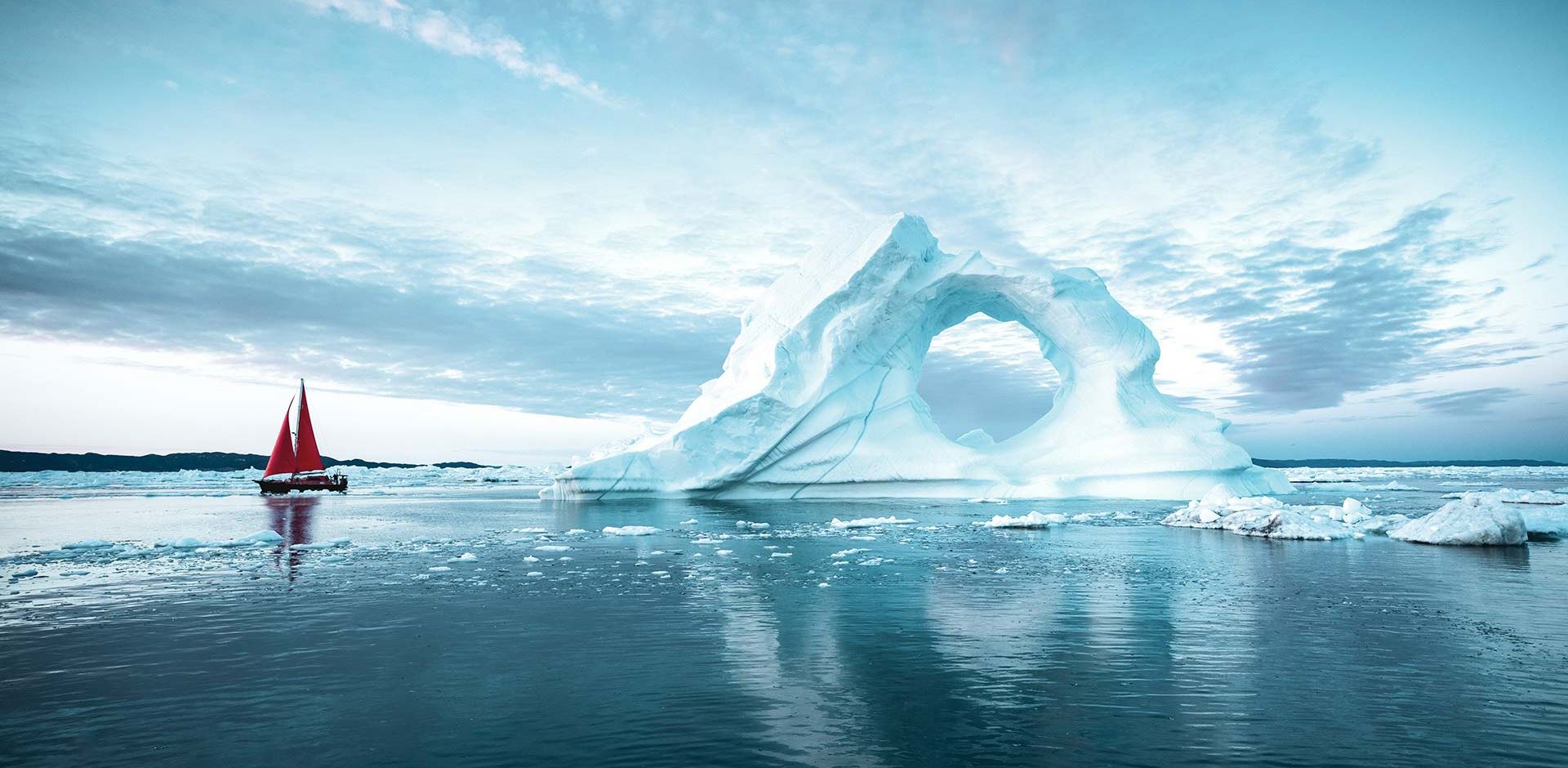 Isbjerg og sejlbåd i Grønland