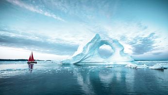 Isbjerg og sejlbåd i Grønland