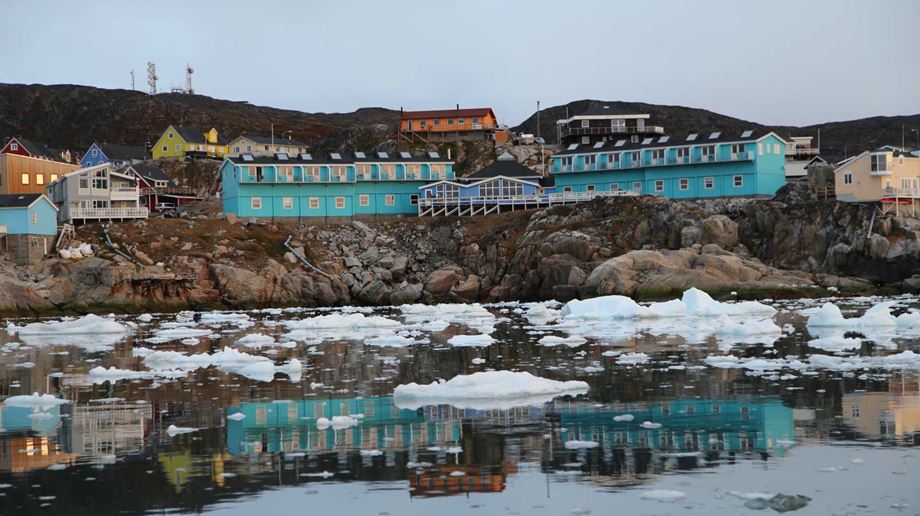 Grønland, Illulissat, Hotel Icefiord, Diskobugten, Genspejling, Huse i Farver, Natur