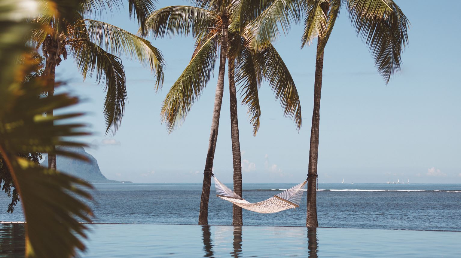 Rejser til Maurtius, Maradiva Villas Resort & Spa, Hængekøje med udsigt til lagunen og havet