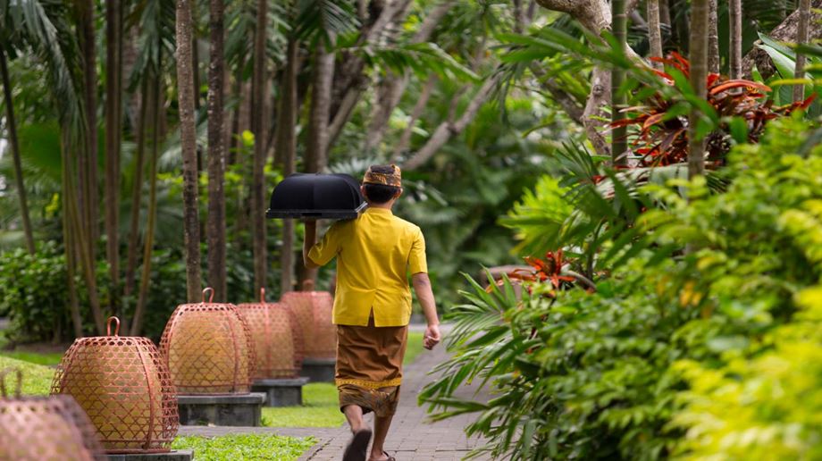 Indonesien Bali Sanur Puri Santrian, Garden, Haven, En Mand Bærer Et Fad