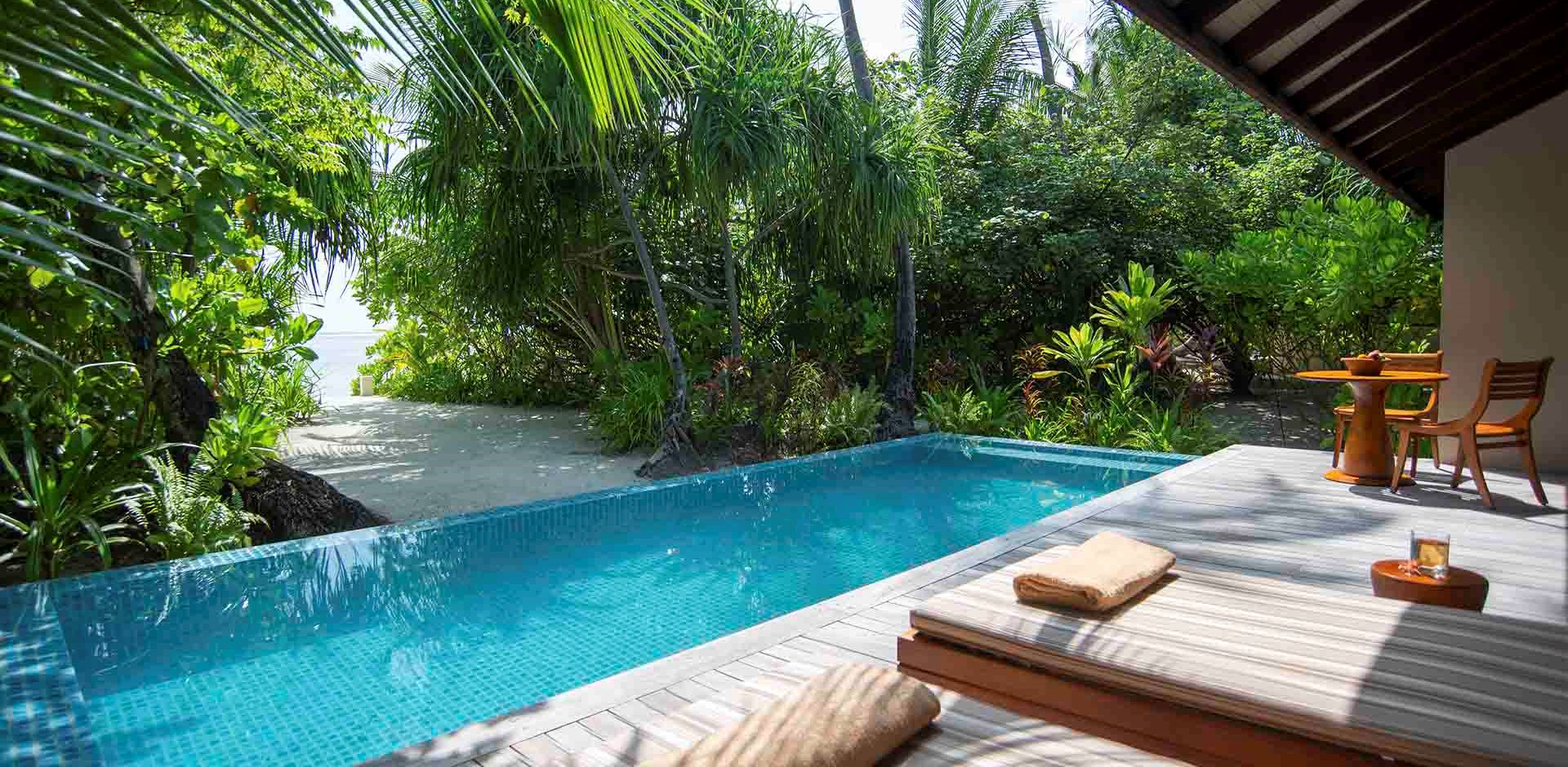 Rejser til Maldiverne, The Residence Maldives at Dhigurah, Pool og terrasse i deluxe beach pool villa