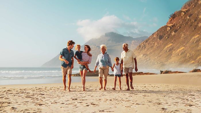Flere generationer går på strand 