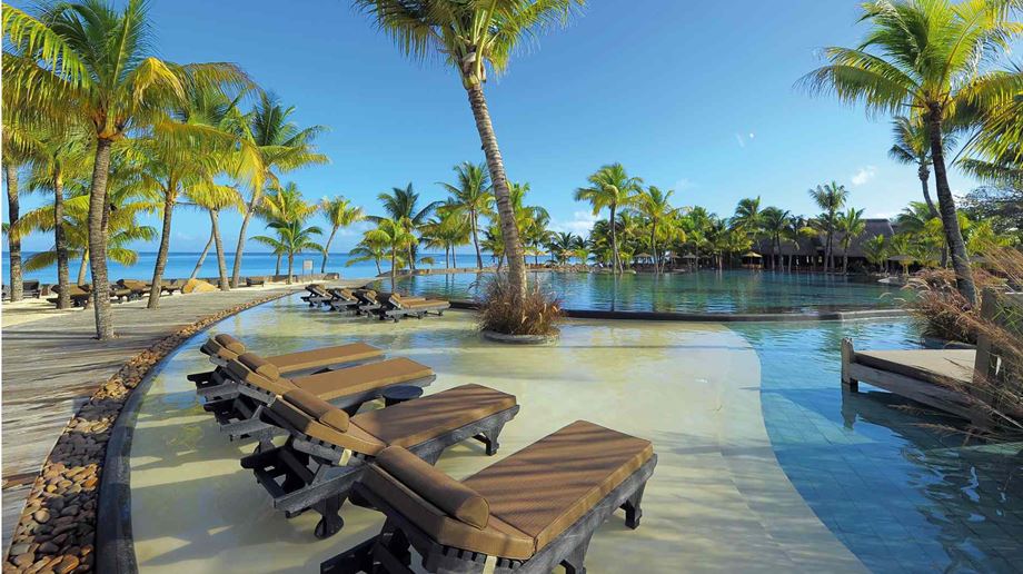 Rejser til Mauritius, Trou aux Biches Beachcomber Golf Resort & Spa, Solsenge i poolen