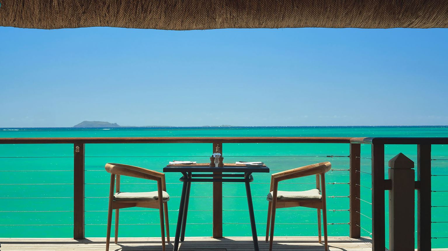 Rejser til Mauritius, Paradise Cove Boutique Hotel, Peninsula Restaurant - bord med udsigt
