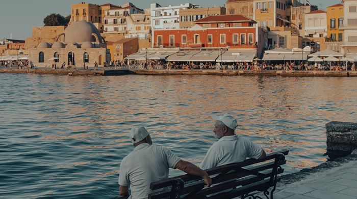 Grækenland Kreta Chania to mænd sidder på en bænk i havnen 