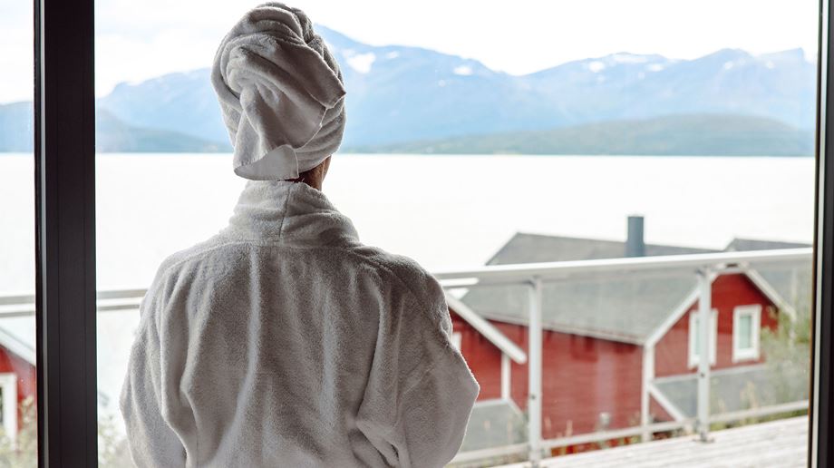 Norge Malangen Resort Lady Looking At Landscape