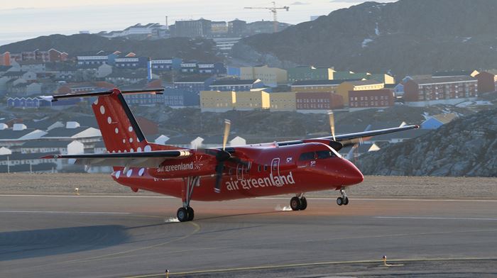 Rødt Air Greenland fly letter fra Nuuk lufthavn