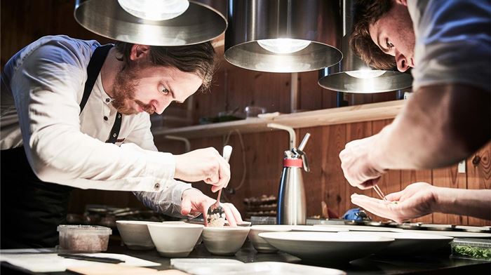 Færøerne, Kokke Anretter Mad på Restaurant Koks, Torshavn, Gourmet