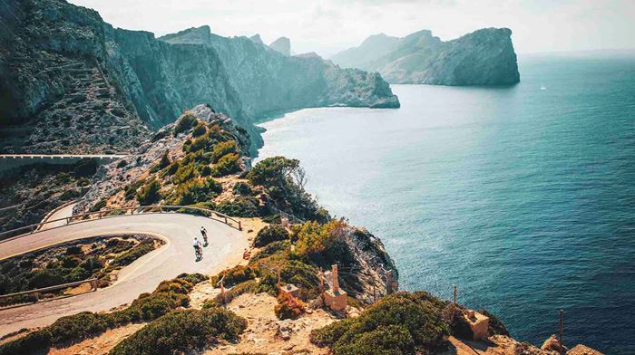 Spanien, Mallorca Cap De Formentor, To cykelister I bjergrigt landskab