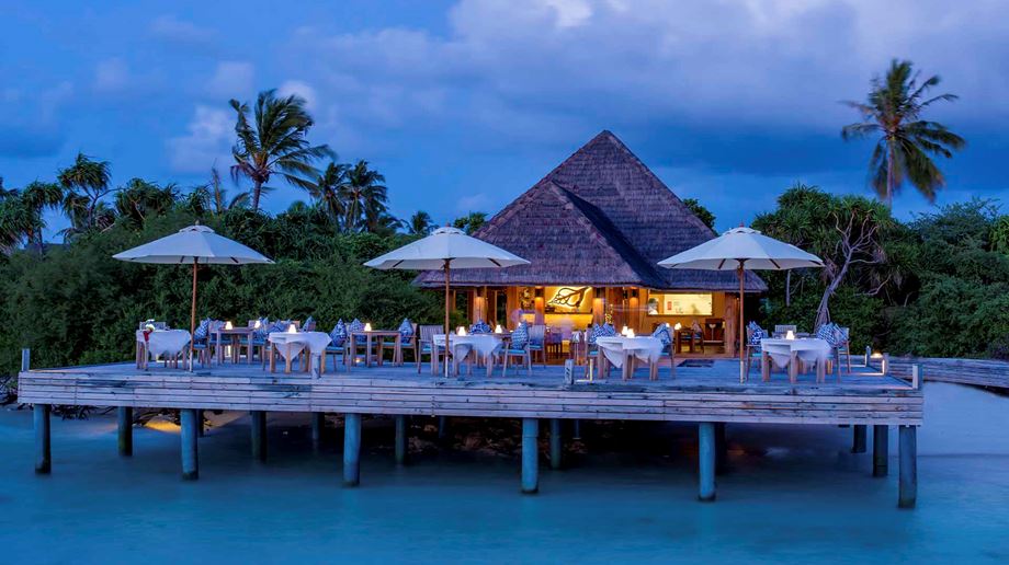 Rejser til Maldiverne, Kudafushi Resort & Spa, sea edge dusk