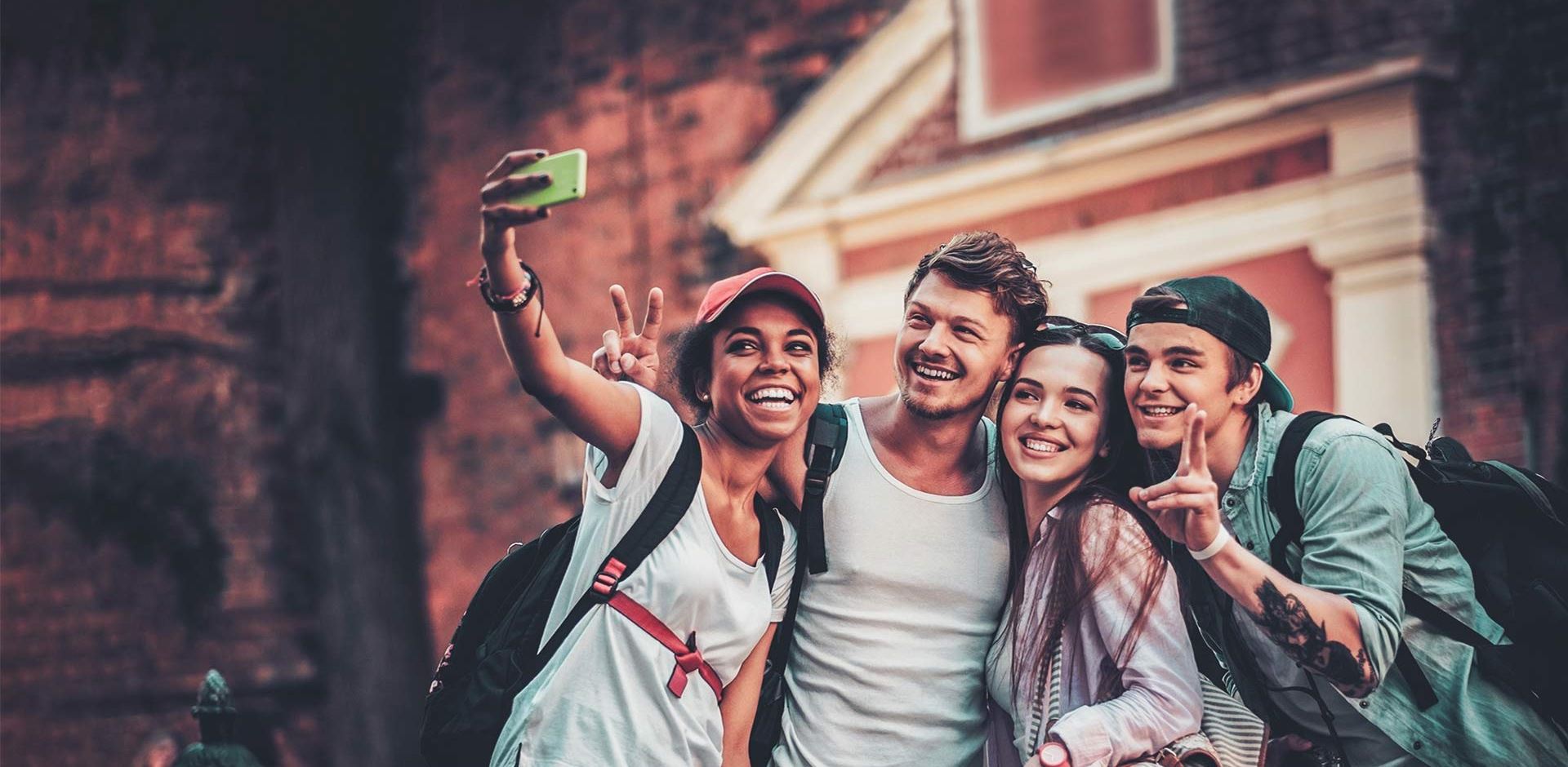 Gruppe Unge Mennesker tager Selfie foran Gammel Bygning