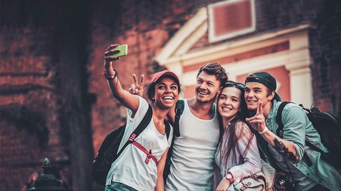 Gruppe Unge Mennesker tager Selfie foran Gammel Bygning