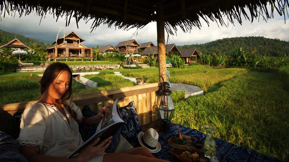 Indonesien, Bali, Munduk, Munduk Retreat Bali, Kvinde Sidder Og Læser I Cabbana