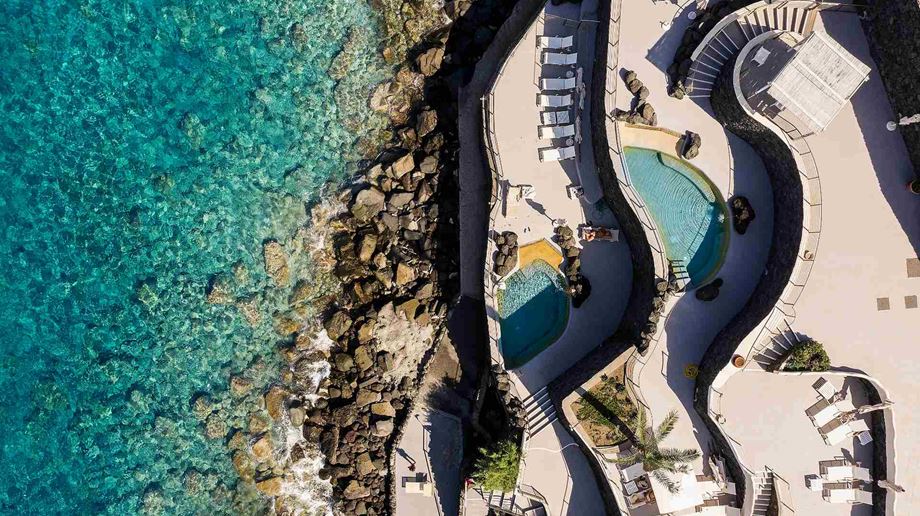 Rejser til Italien, Sicilien, Therasia Resort Sea & Spa, pools rocky beach