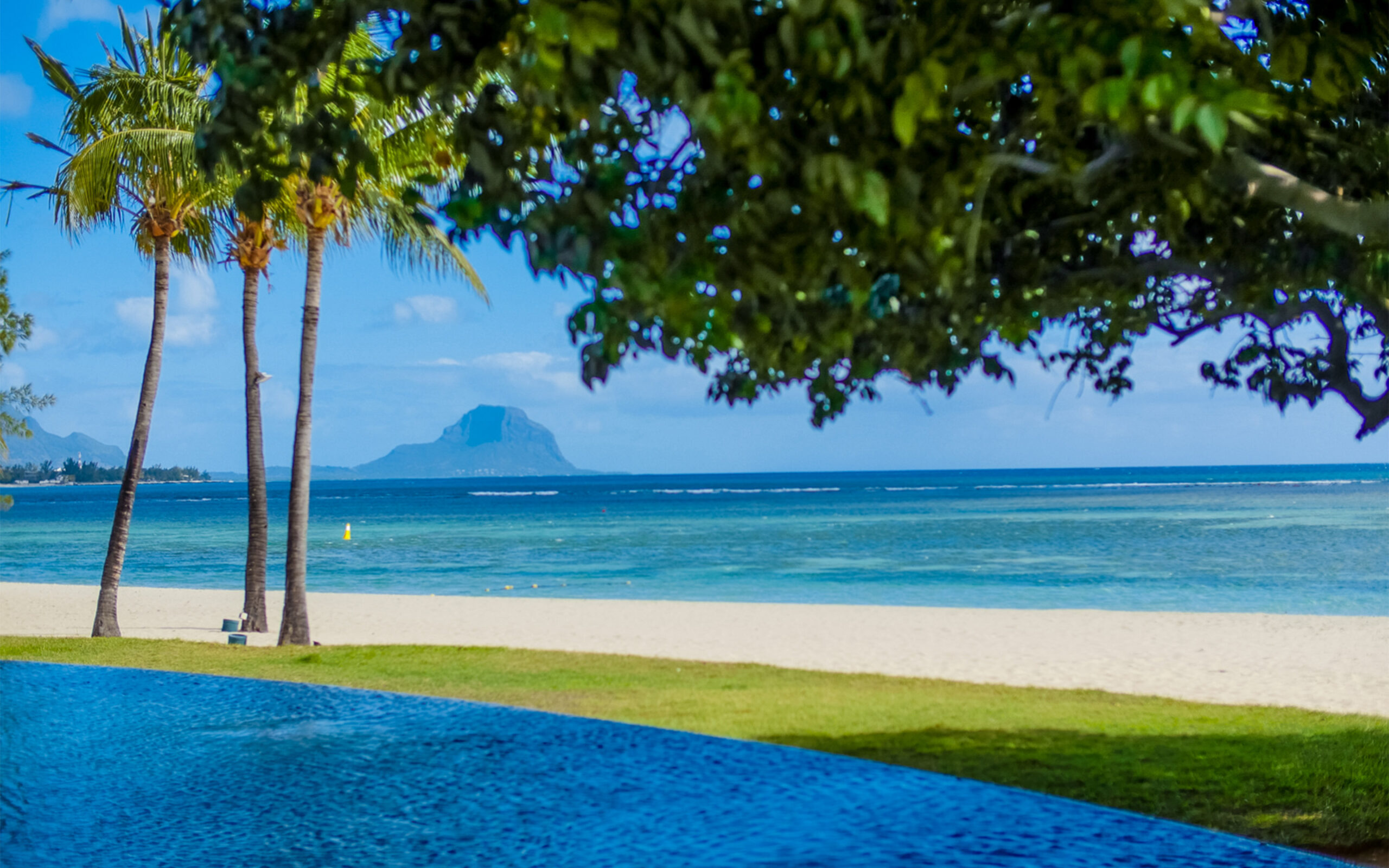 Rejser til Maurtius, Maradiva Villas Resort & Spa, Pool, strand og Det Indiske Ocean