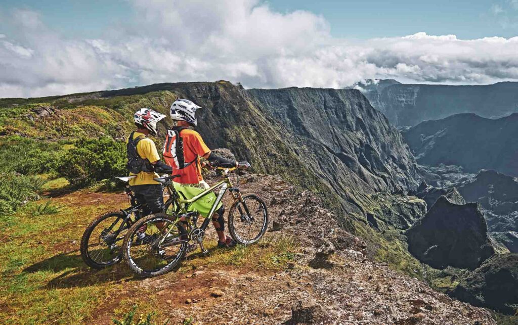 Par Paa Mountainbike Kigger Ned I Dalen Fra Maido Piton Reunion