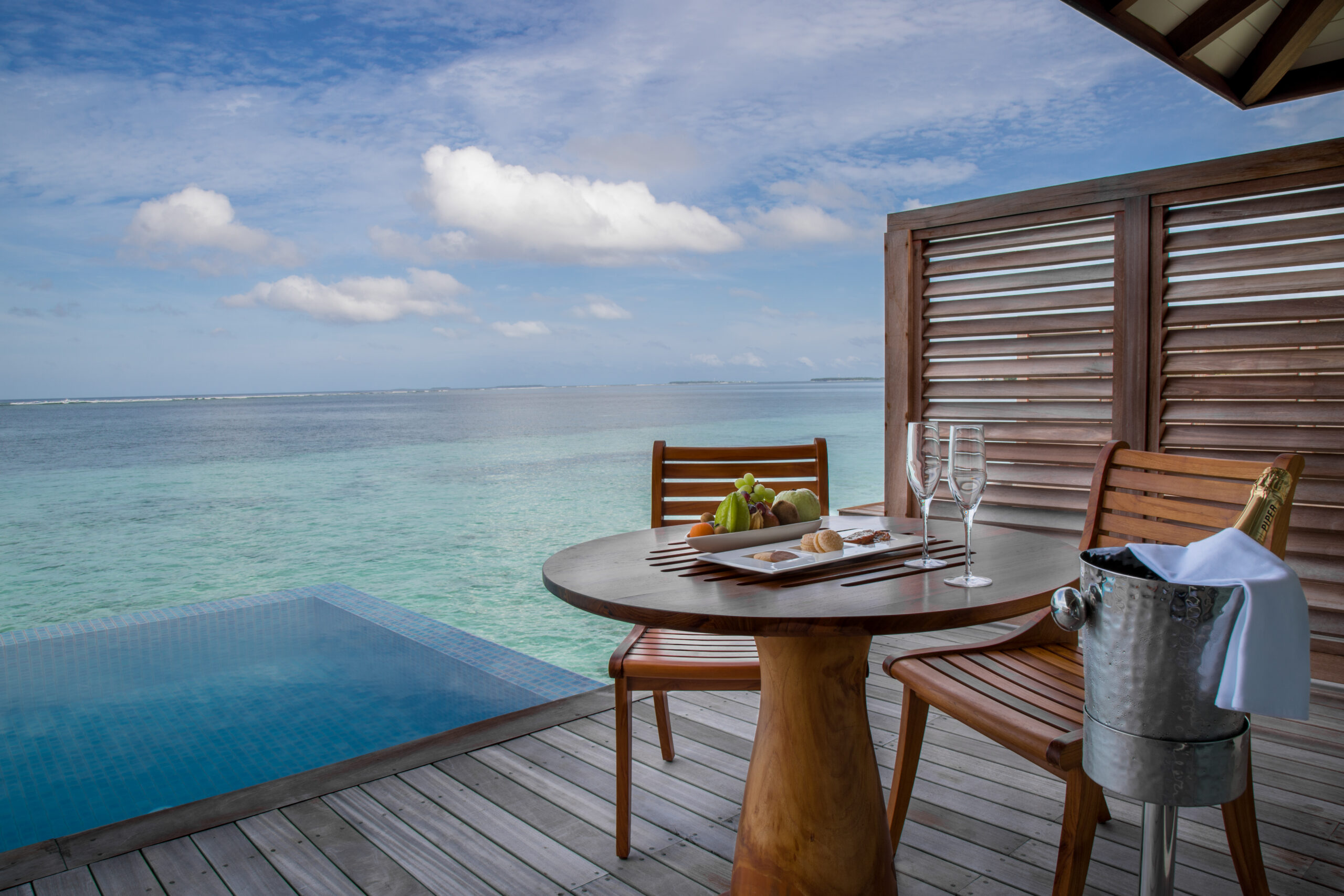 Rejser til Maldiverne, The Residence Maldives at Dhigurah, Champagne på terrassen i water pool villa