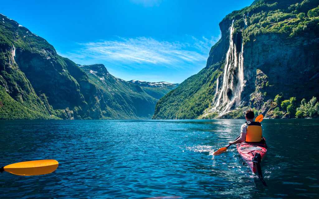 Norge Geiranger Ung Mand Kajaksejlads Langs Fjorden Geiranger Nyder Vandfaldet