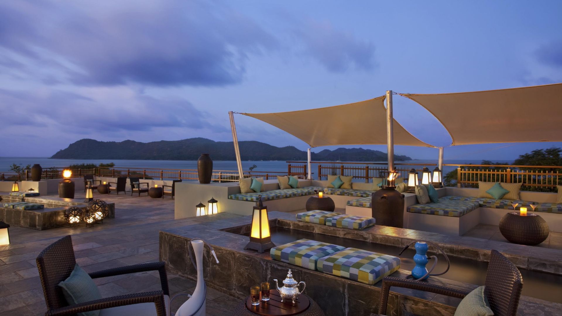 Aftenstemning på terrassen på Raffles Seychelles