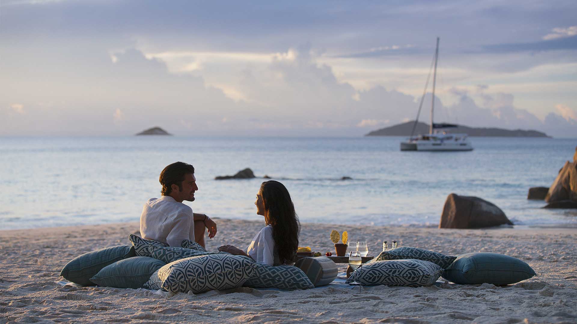 Drinks i solnedgangen på stranden