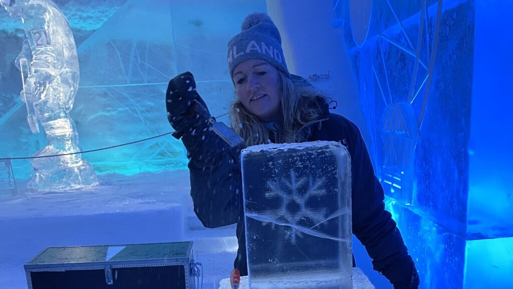 vores rejseekspert ellen skærer en isskulptur på icehotel i svensk lapland