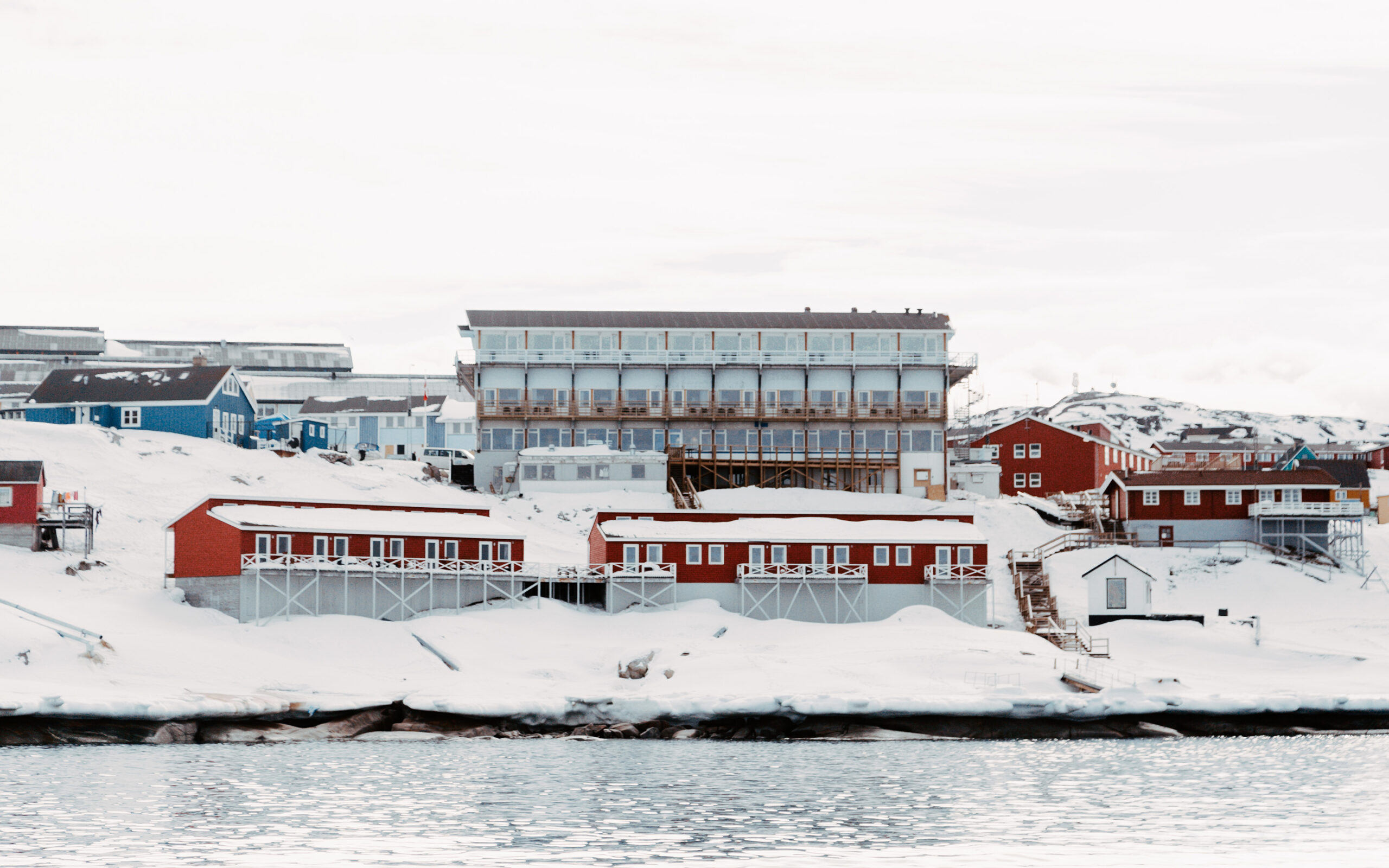Gr&oslash;nland, Illulissat, Hotel Hvide Falk, Snelandskab, Vand, R&oslash;de Huse
