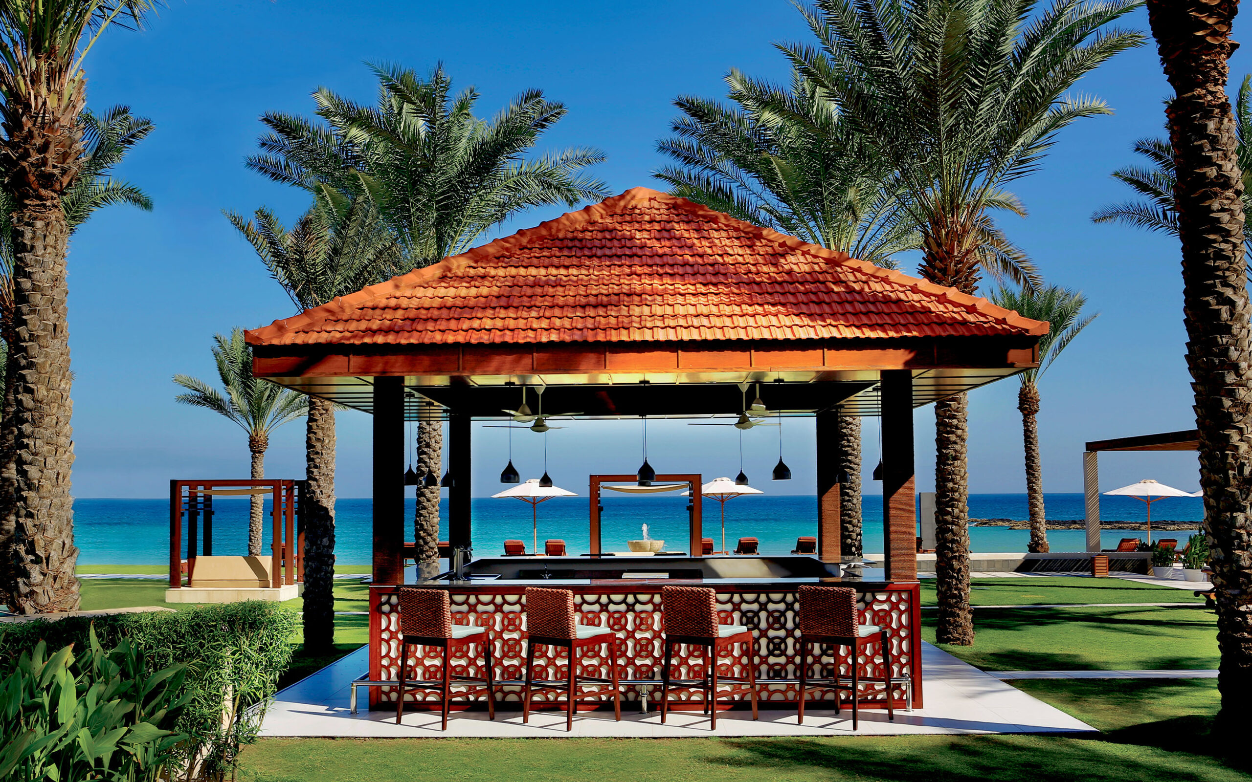 Oman Muscat Al Bustan Palace Ritz Carlton Hotel Blu Pool Garden Bar