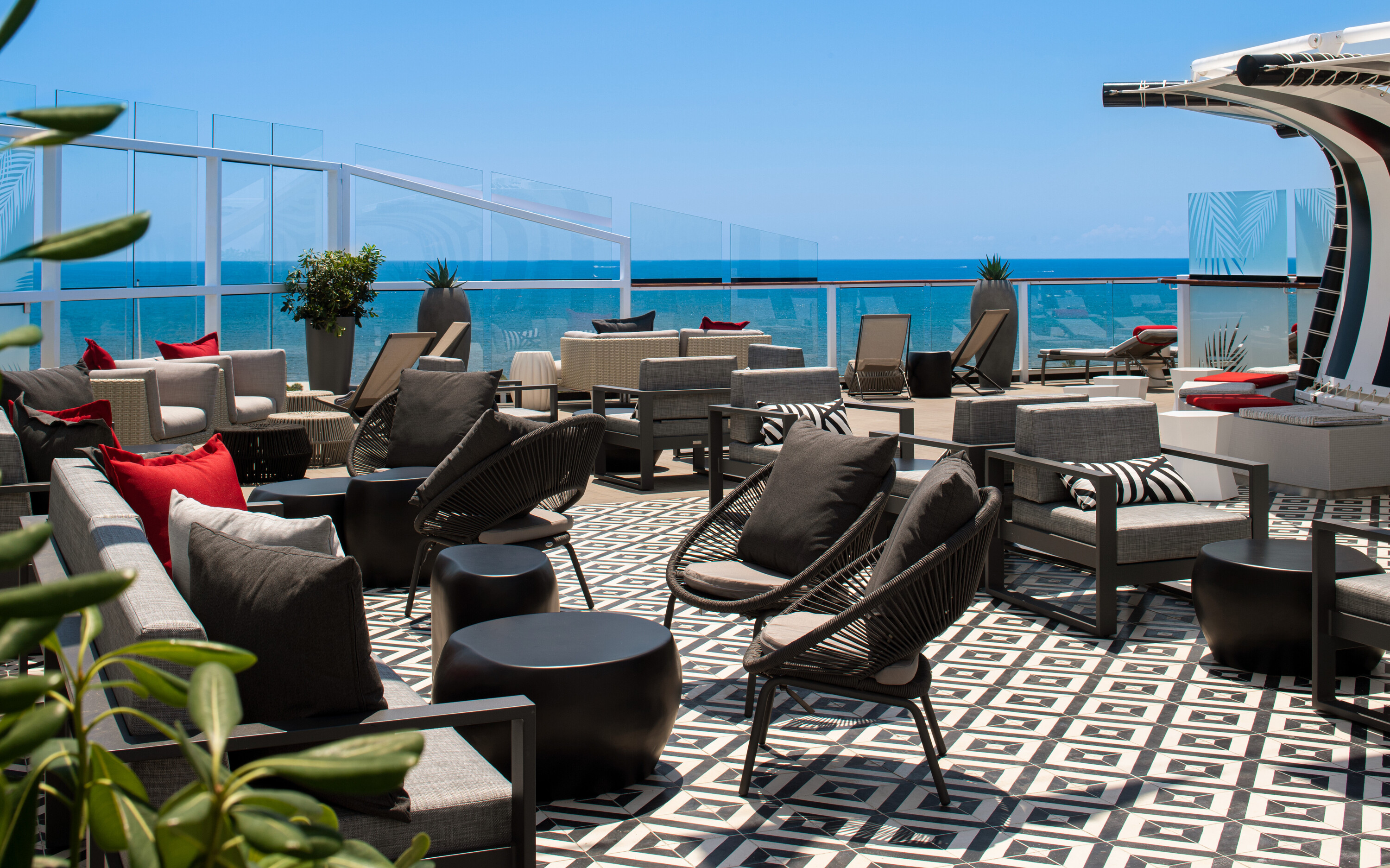 Retreat Sundeck på Celebrity Solstice med luksus loungemøbler og havudsigt