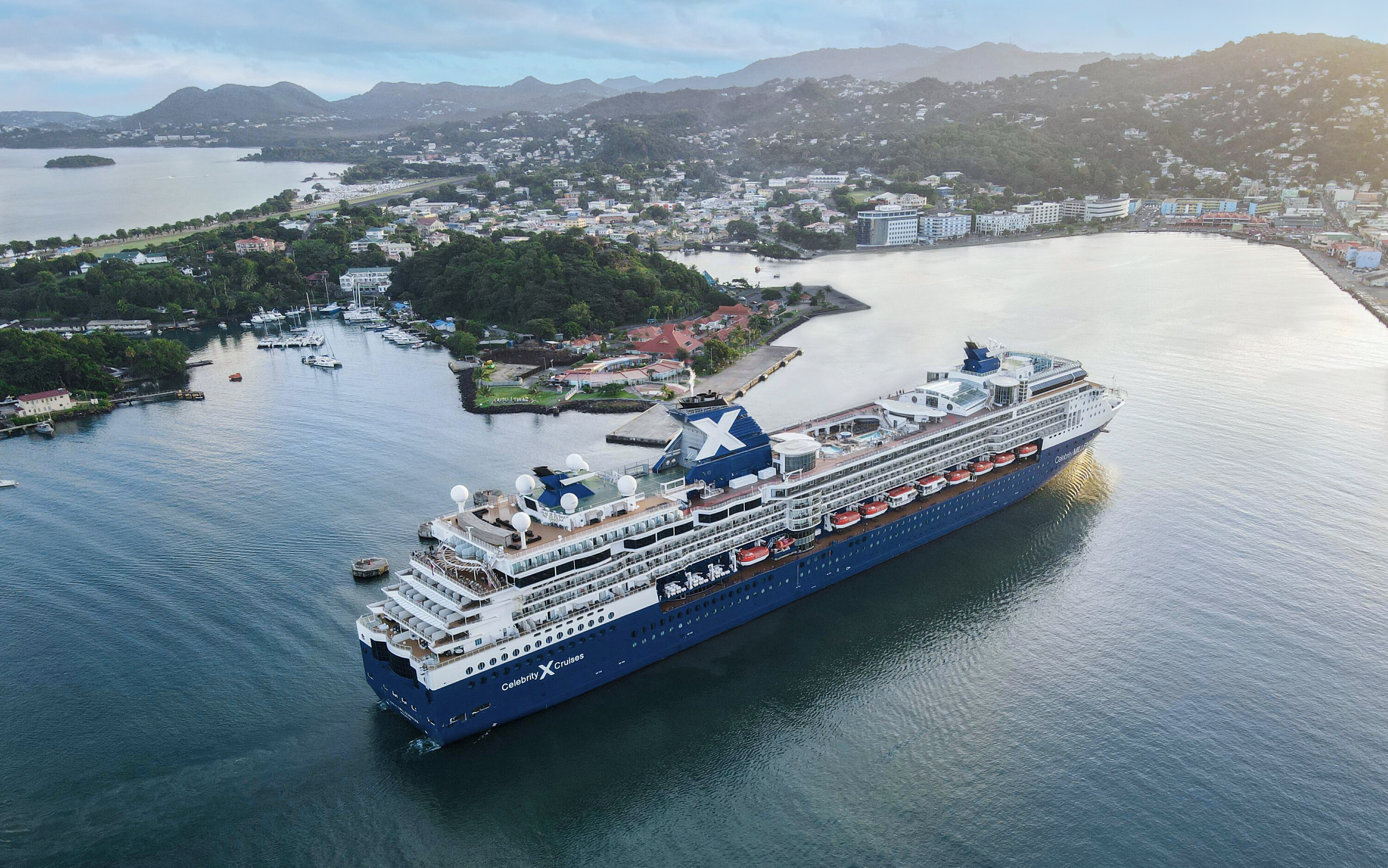 Celebrity Millennium krydstogtskib ved den tropiske ø St. Lucia med grønne bjerge i baggrunden