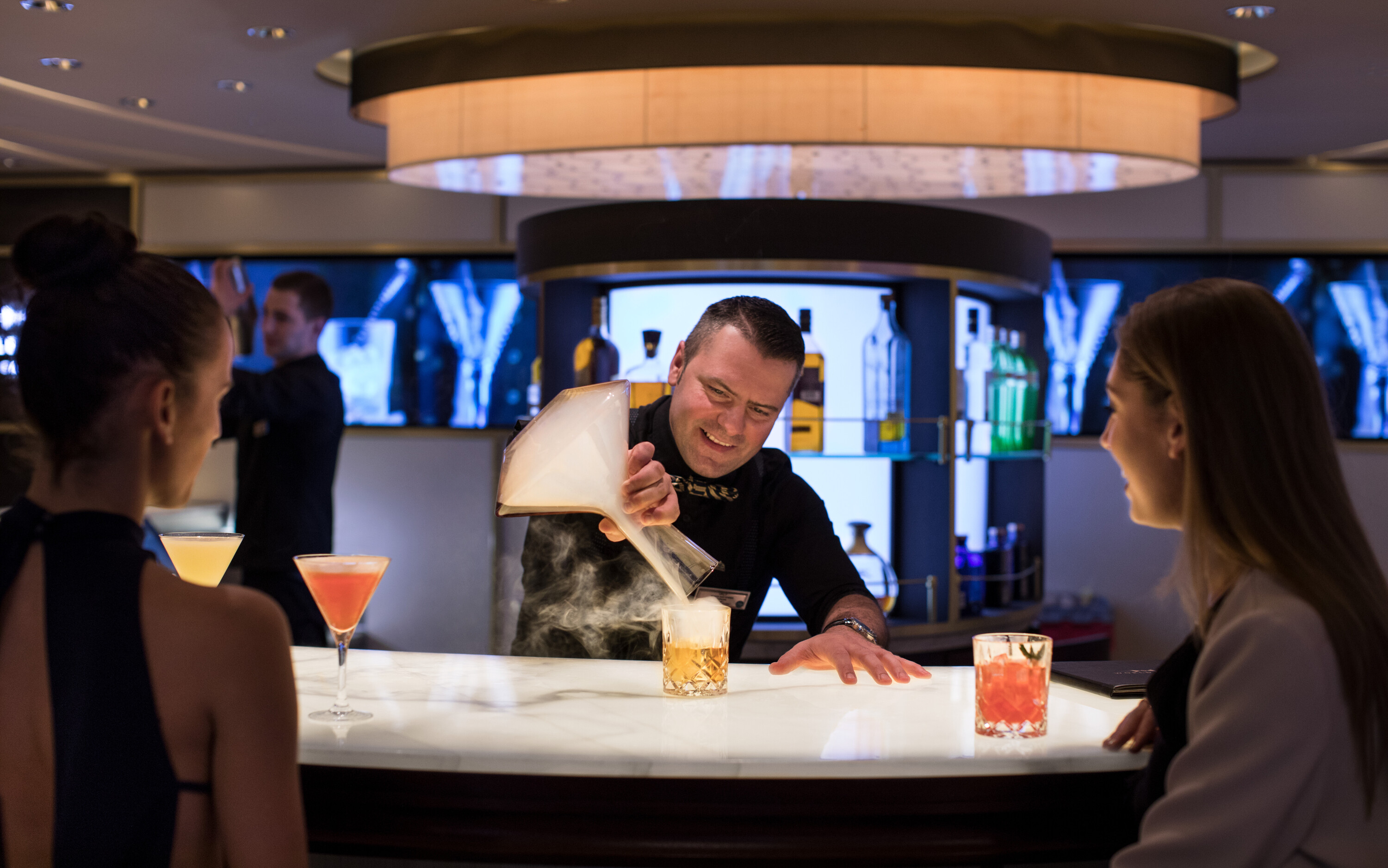 Bartender laver cocktails ved World Class Bar på Celebrity Solstice med røgeffekt