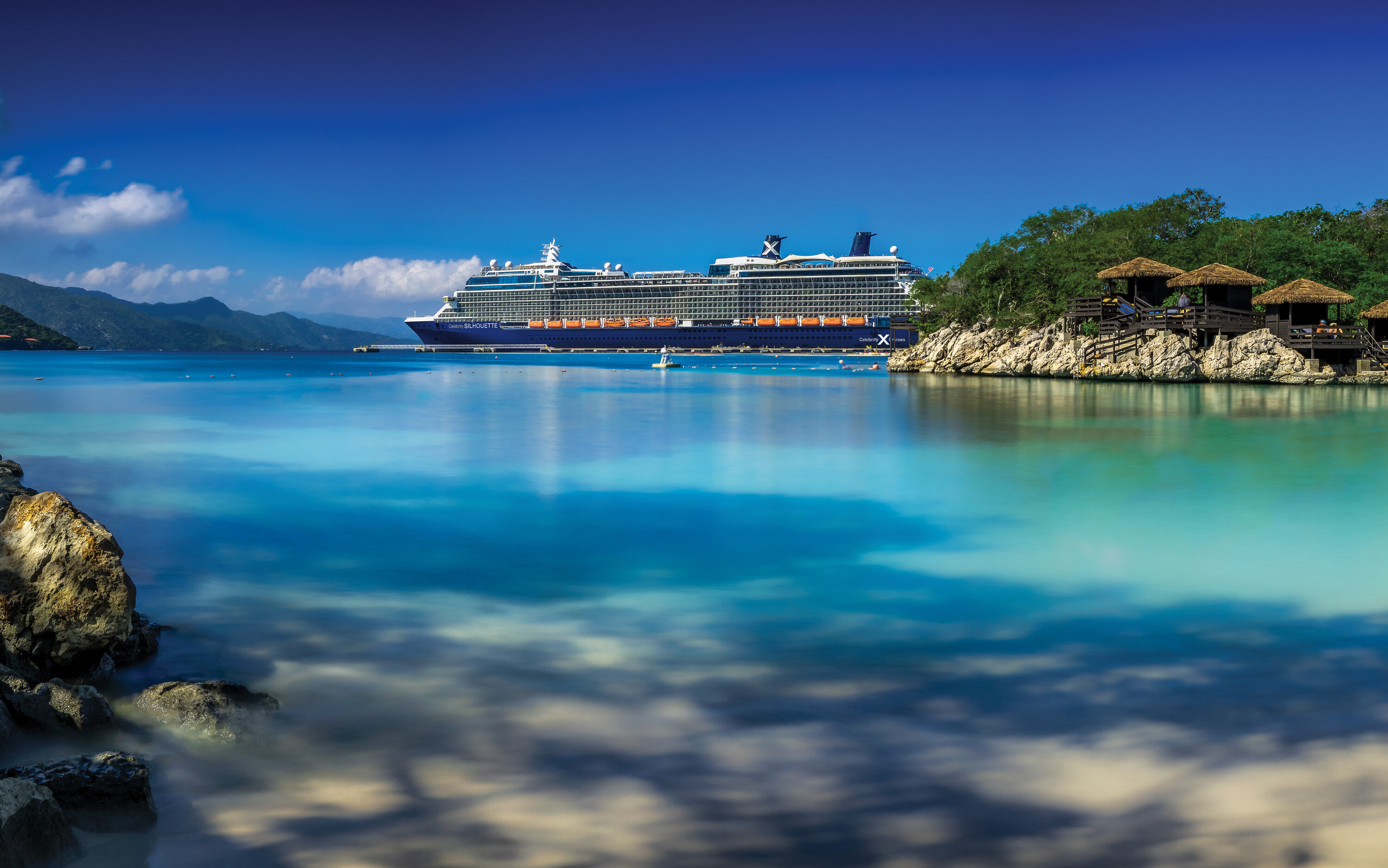 Celebrity Solstice krydstogtskib på det turkisblå hav med blåt skrog