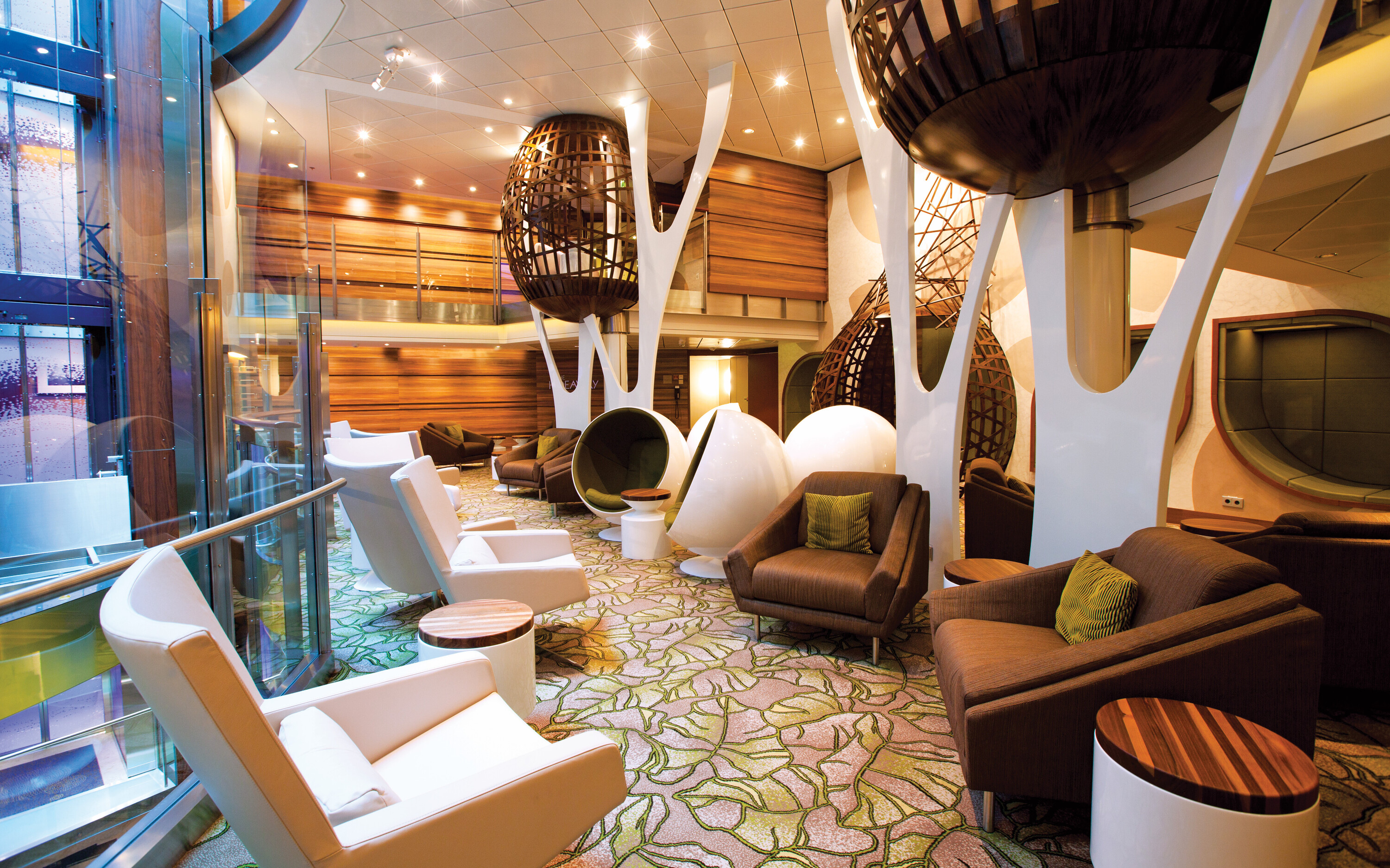 The Hideaway lounge på Celebrity Solstice med komfortable siddepladser og moderne belysning