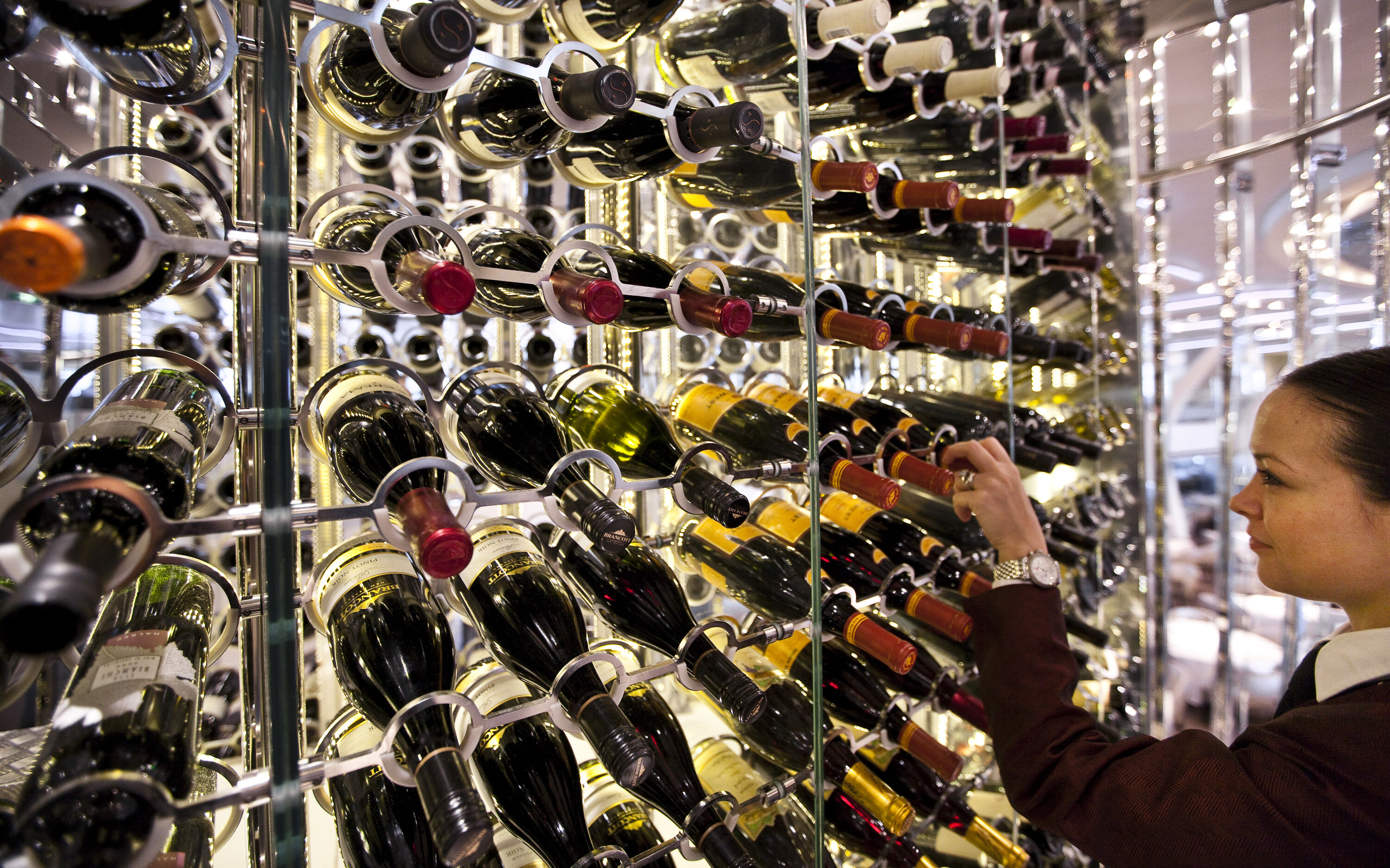 Wine Tower vinkælder på Celebrity Solstice med hundredvis af vinflasker i glashylder