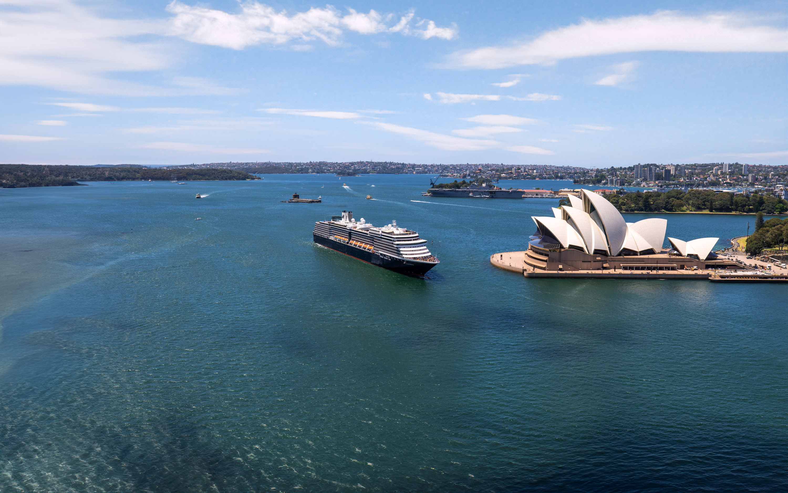 MS Westerdam i Sydney Harbour ved siden af Operahuset – Holland America Line krydstogtskib på vej ind af havnen