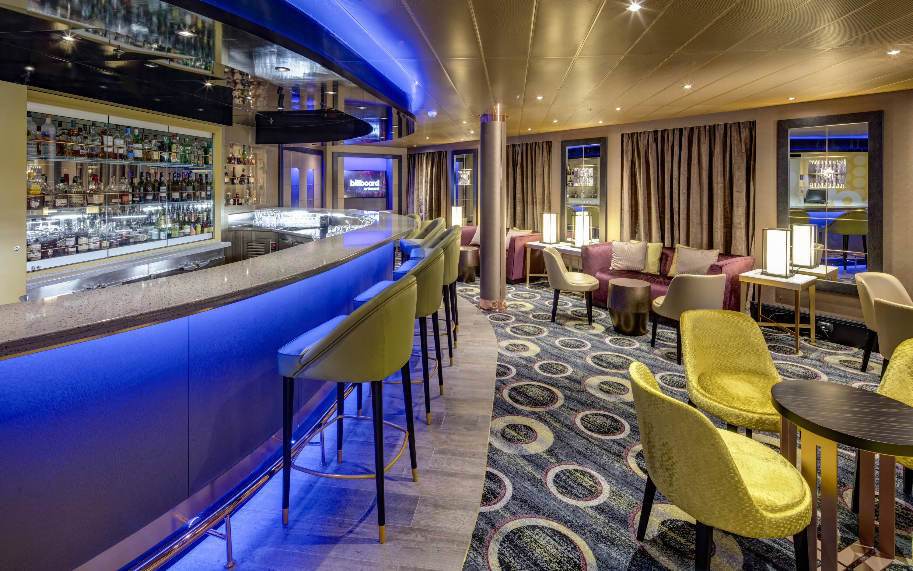 Billboard Onboard lounge med moderne bar og komfortable loungemøbler på Holland America Line krydstogtskib
