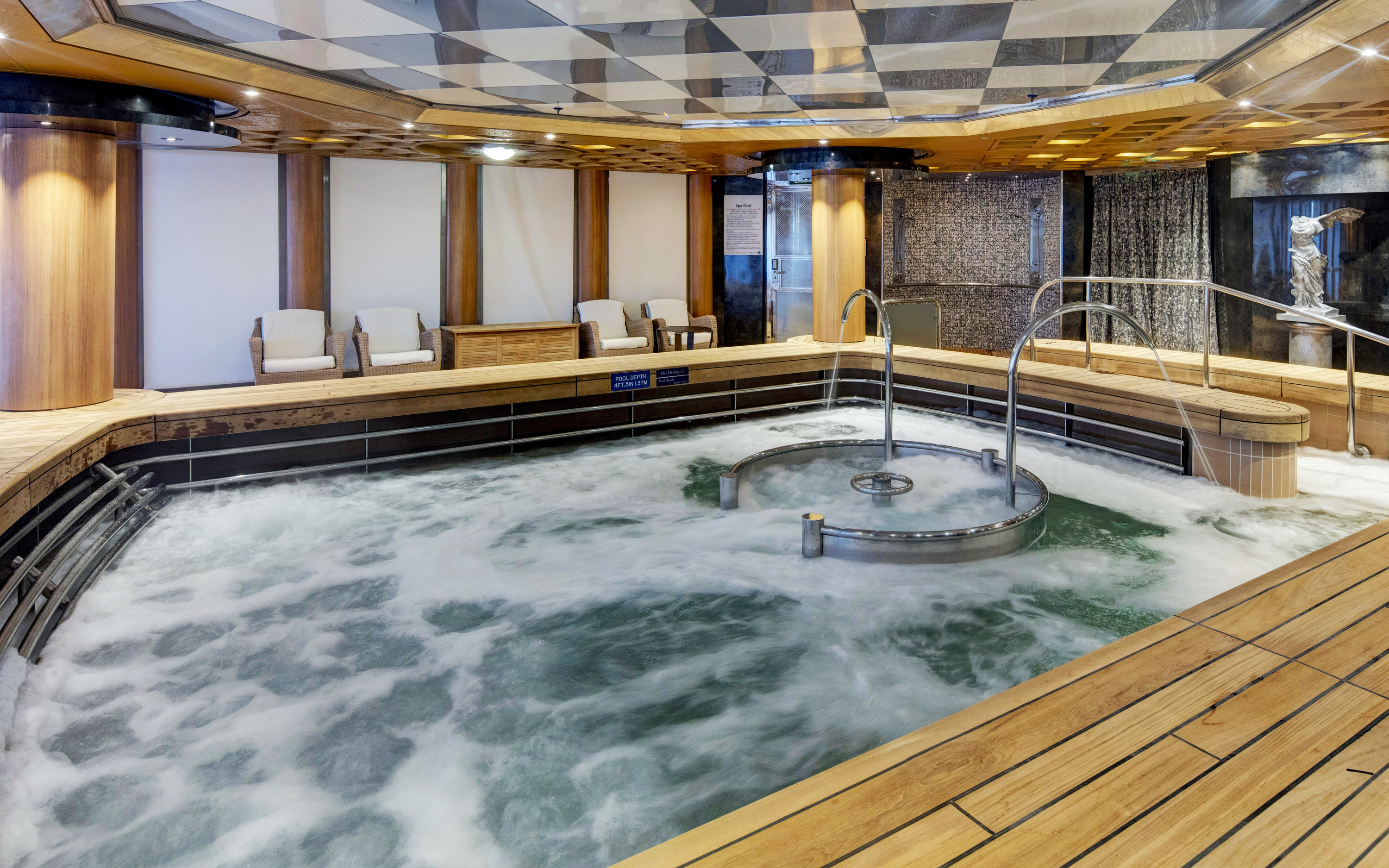 Luksuriøs Greenhouse Spa hydropool med bobler og afslapningsområde ombord på Holland America Line Oosterdam