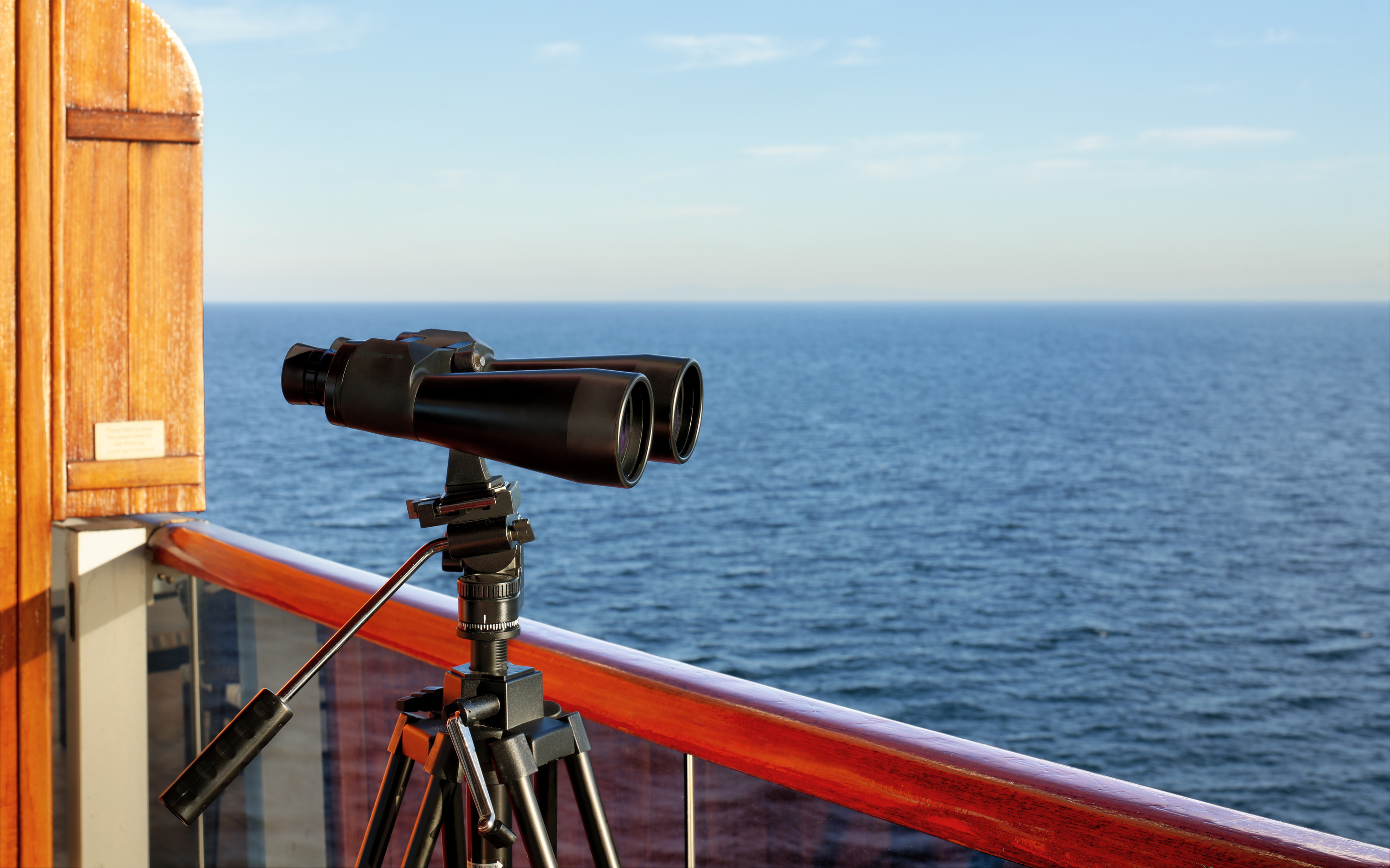Kikkert på stativ på balkonen i Pinnacle Suite på krydstogtskibet MS Westerdam med fri udsigt over det åbne hav