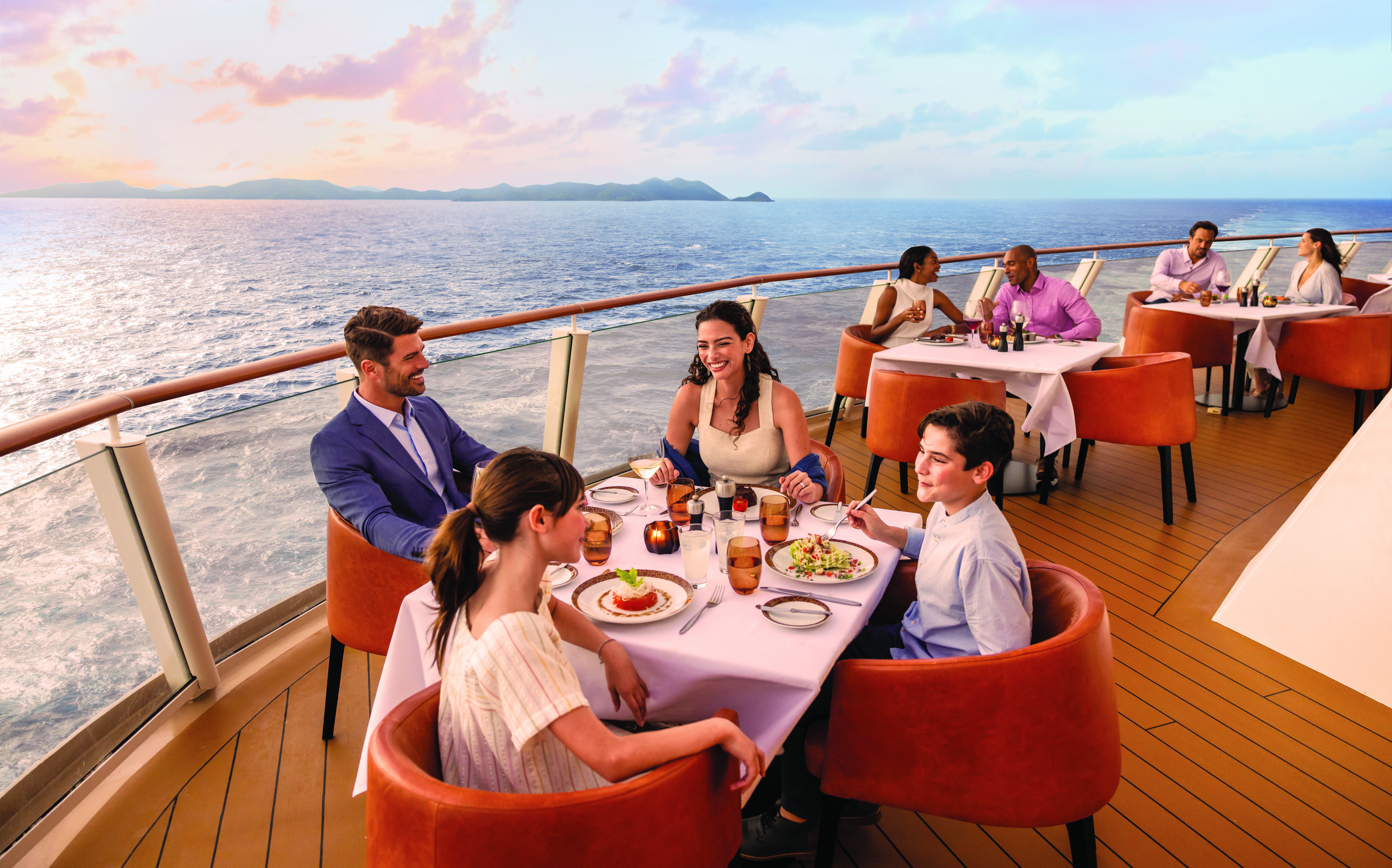 Freestyle dining på Waterfront-dækket ombord på Norwegian Cruise Line krydstogtskibet