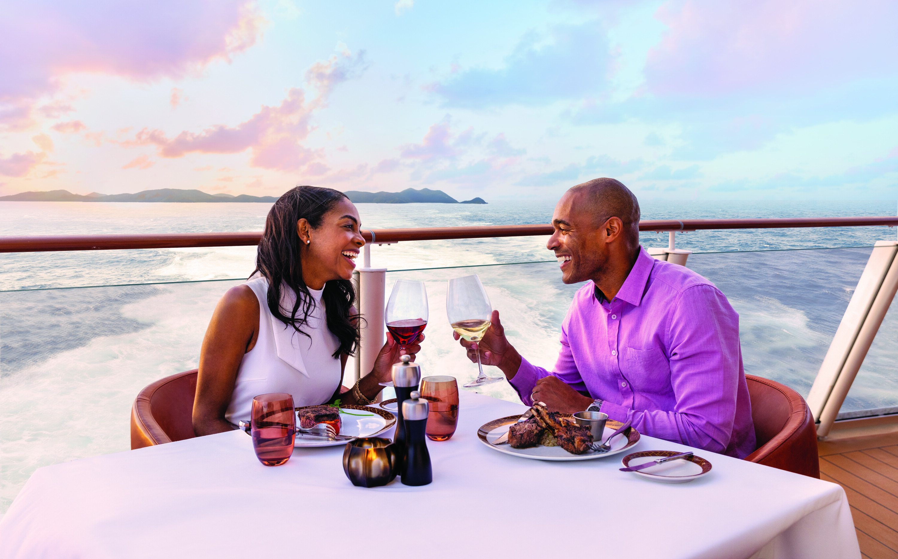 Par til middag på Waterfront-dækket ombord på Norwegian Cruise Line krydstogtskibet