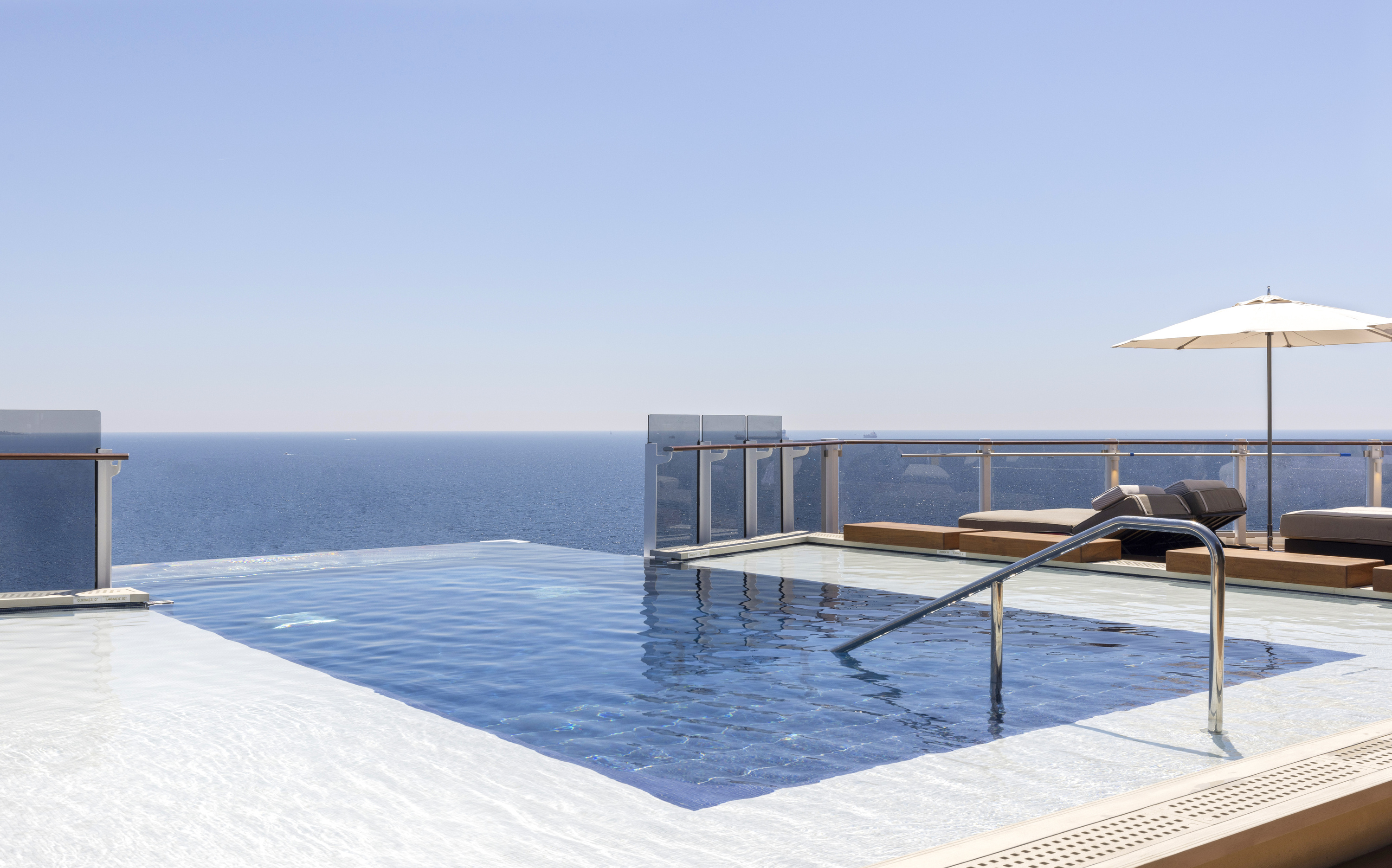 Haven infinity pool ombord på Norwegian Viva krydstogtskibet