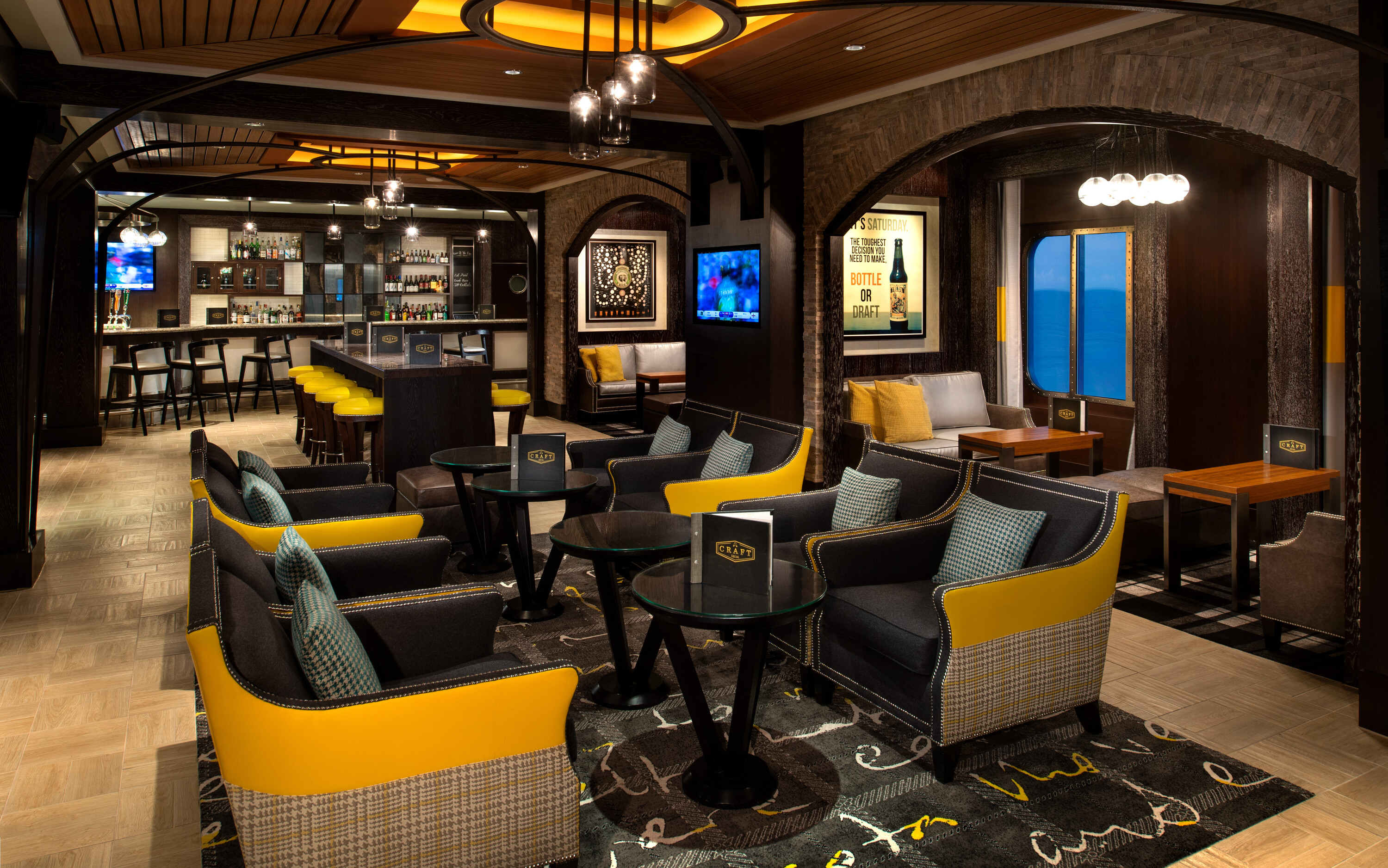 Craft Bar på Celebrity Equinox – Sofistikeret bar med gule accentstole, mørke træpaneler og håndværksinspirerede detaljer