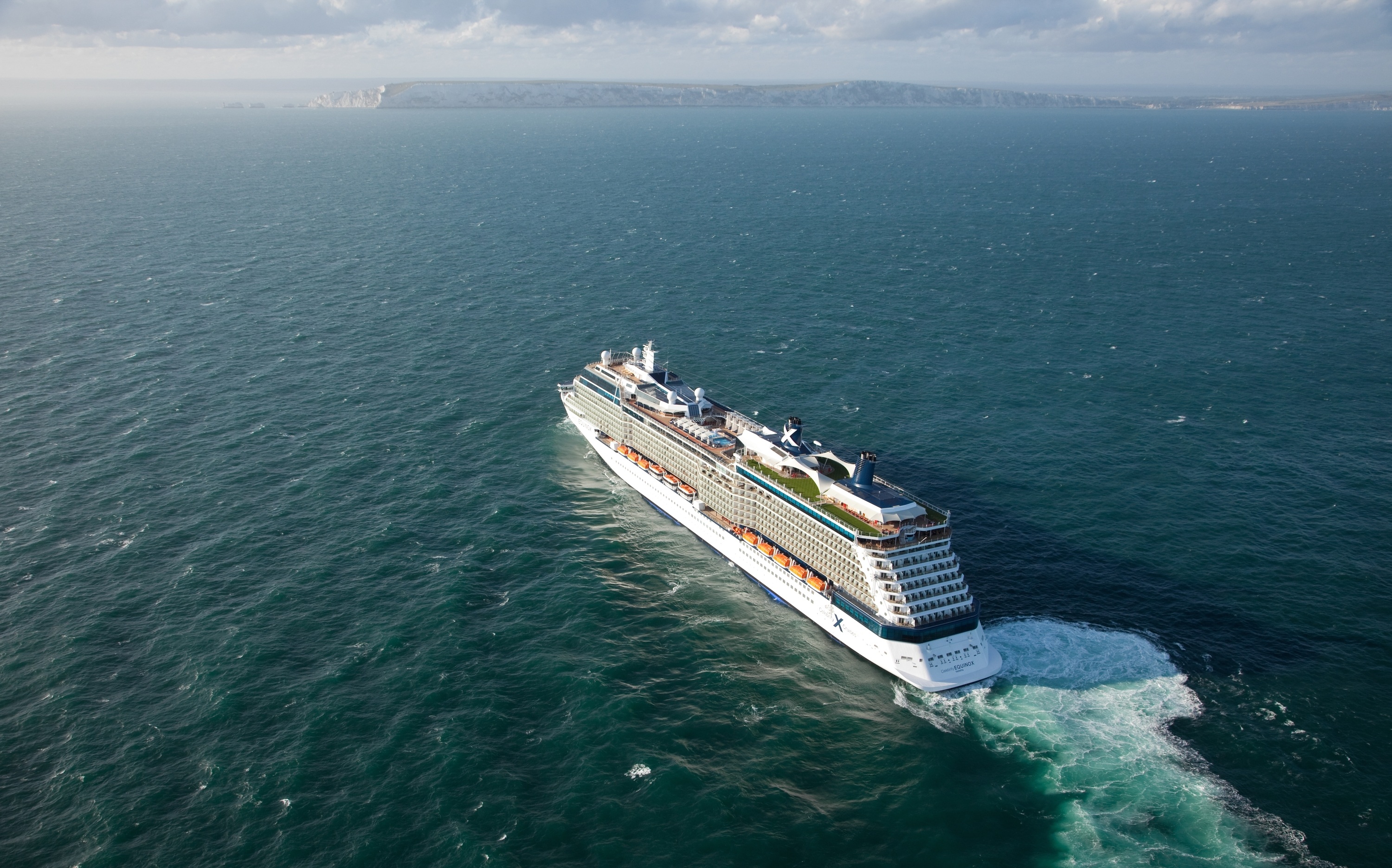 Celebrity Equinox set fra luften