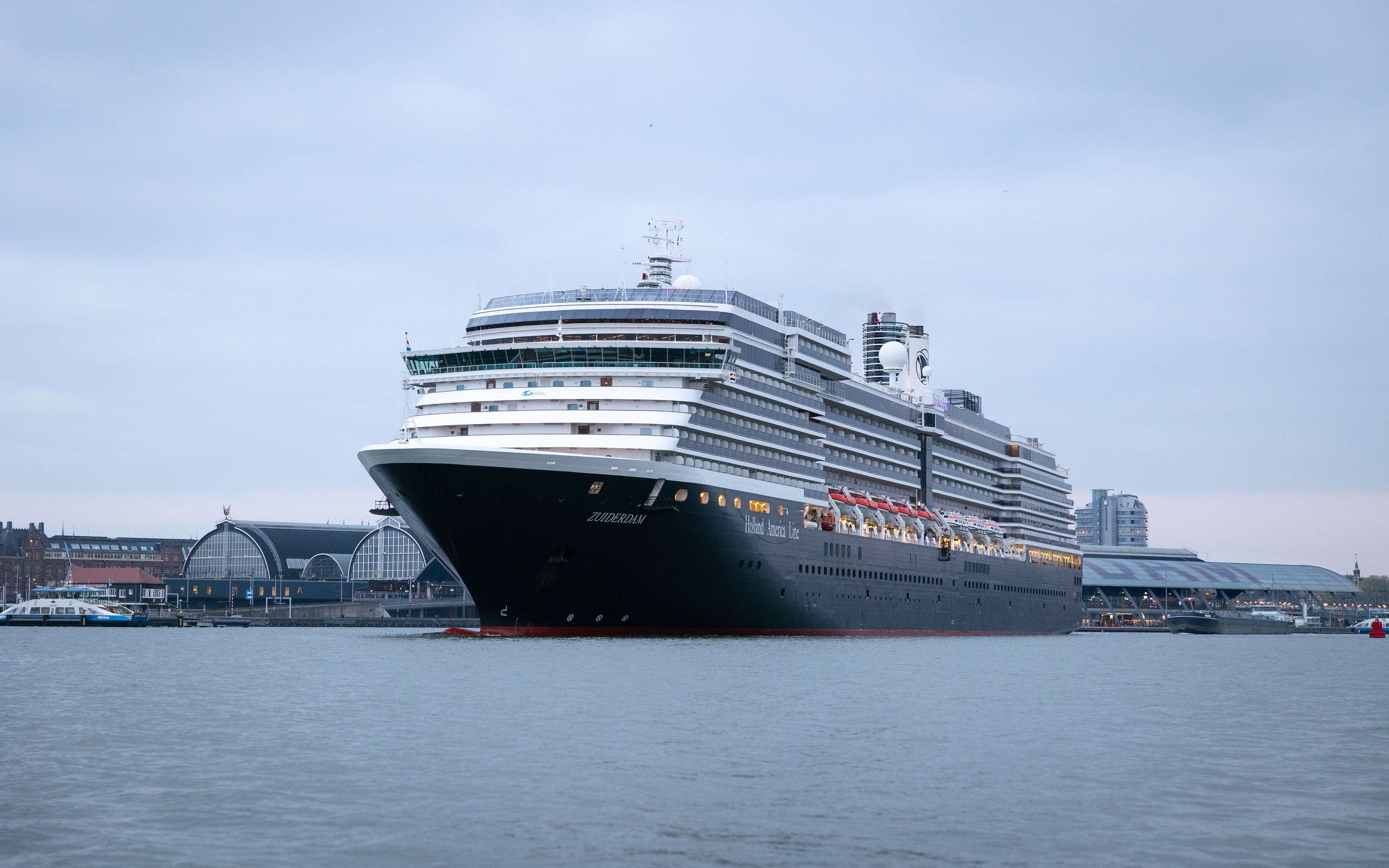 Krydstogtskibet MS Westerdam lægger til i havn foran byens terminalbygninger