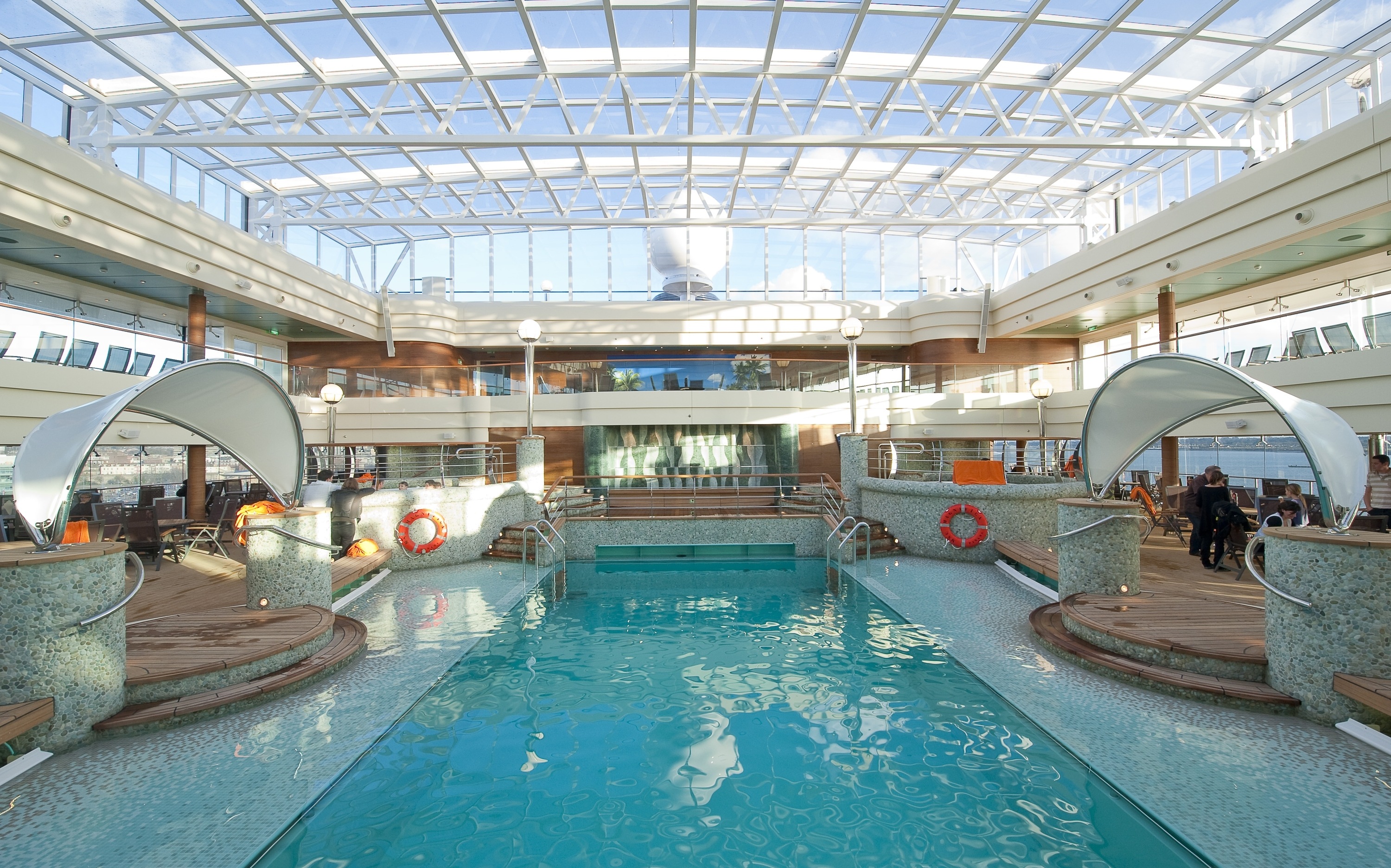 msc magnifica skib swimmingpool