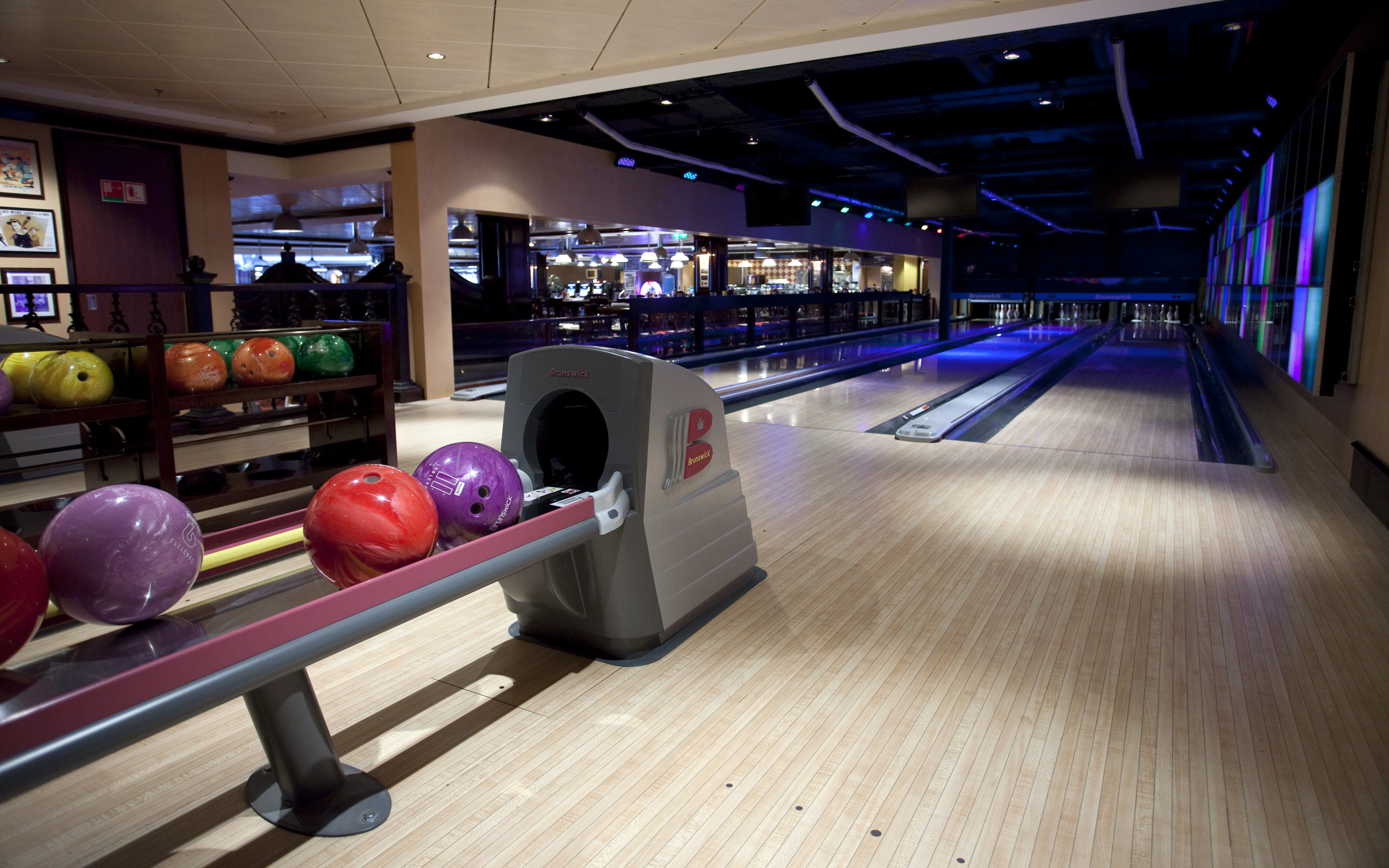 Bliss Ultra Lounge med bowlingbane ombord på Norwegian Epic krydstogtskibet