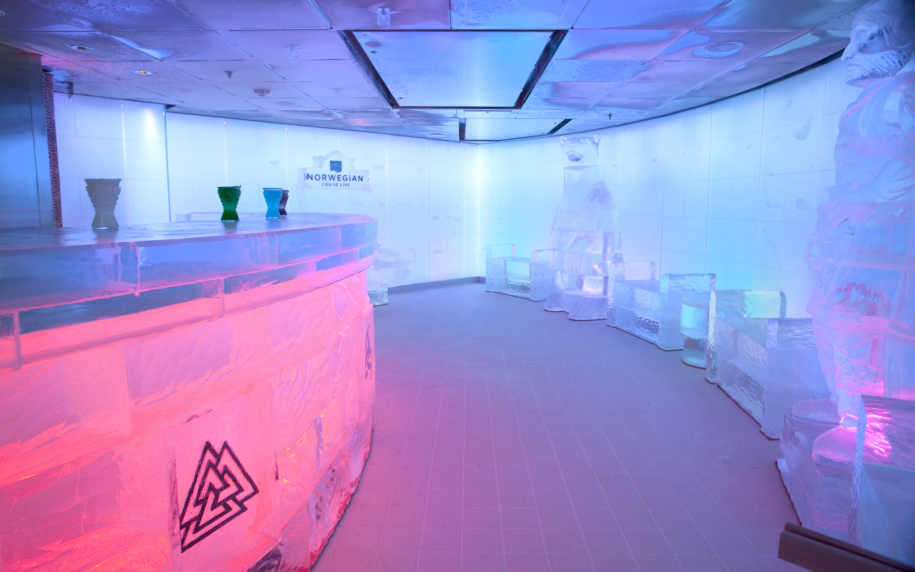 Ice Bar ombord på Norwegian Epic krydstogtskibet – bar med temperaturer under frysepunktet