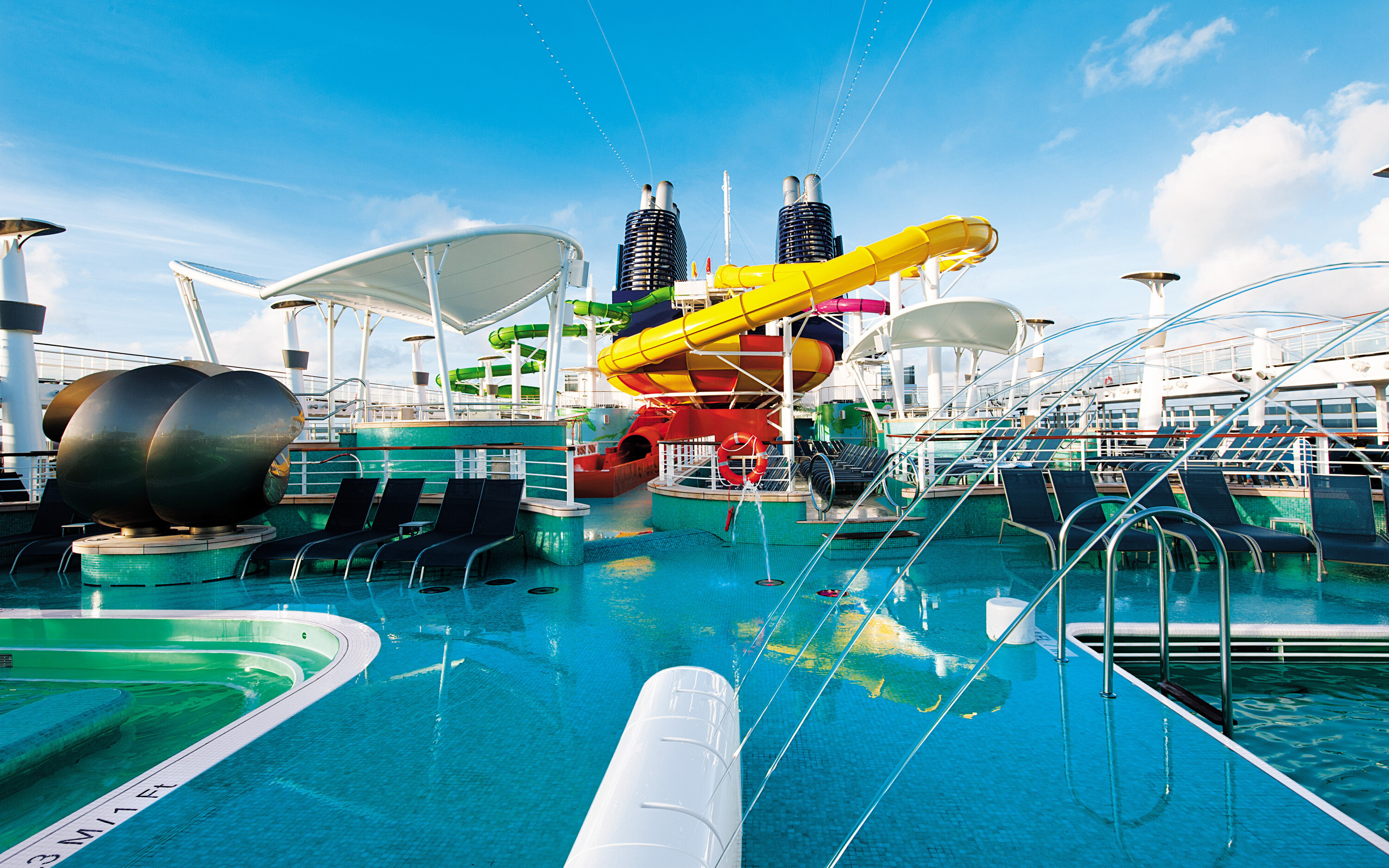 Poolområdet ombord på Norwegian Epic krydstogtskibet