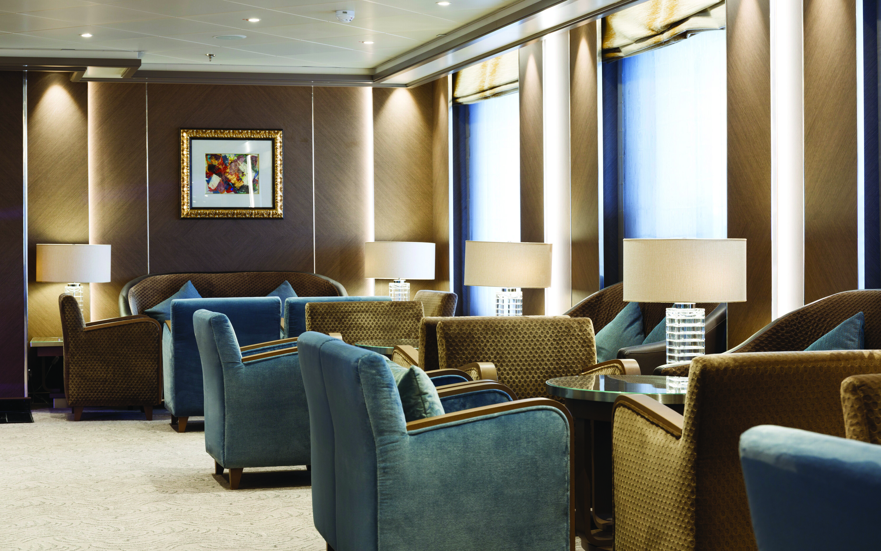 Dolce Vita loungebar på Silver Spirit med elegante sofaer og lav belysning